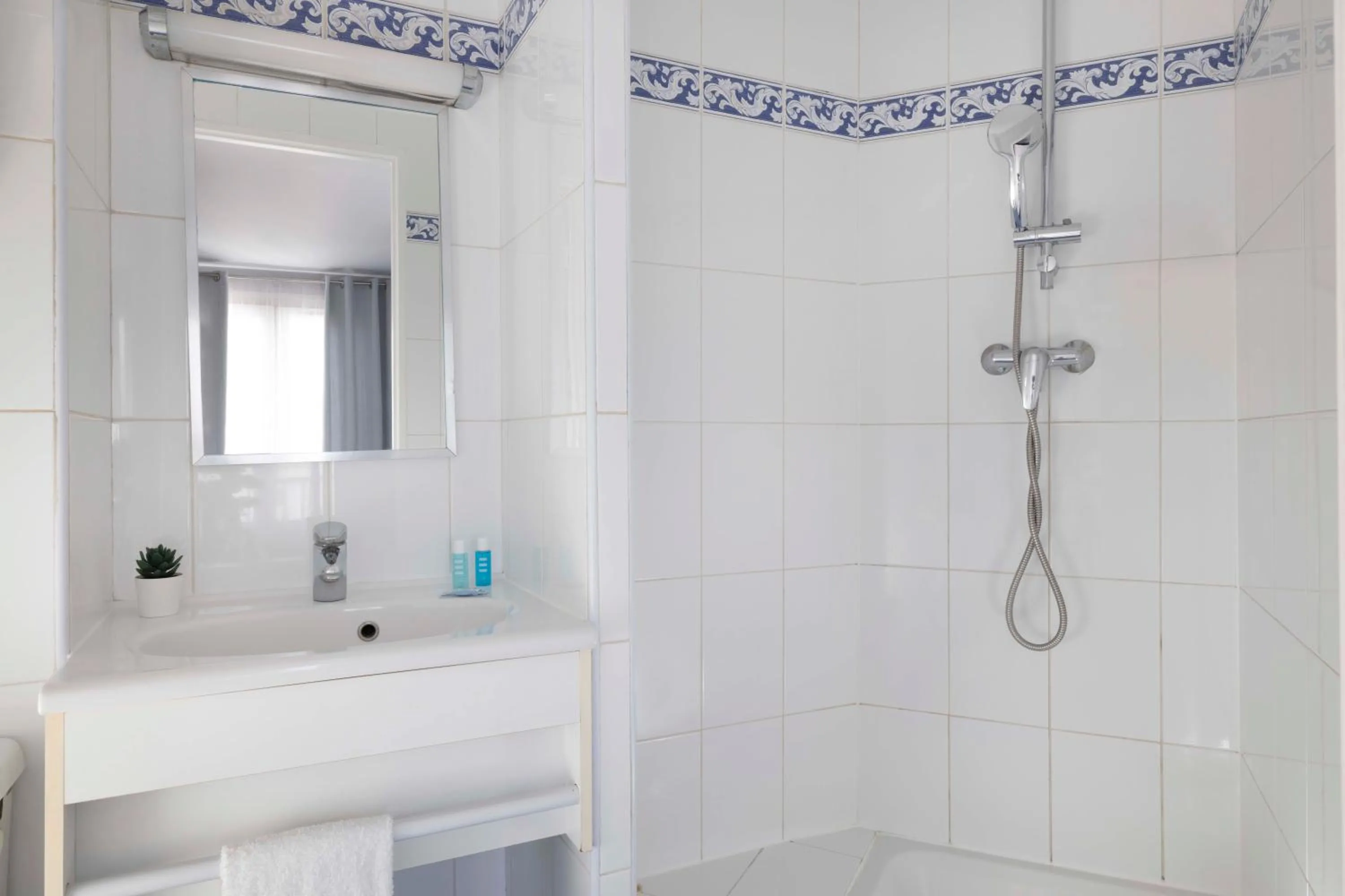 Bathroom in Grand Hotel du Calvados - Opera