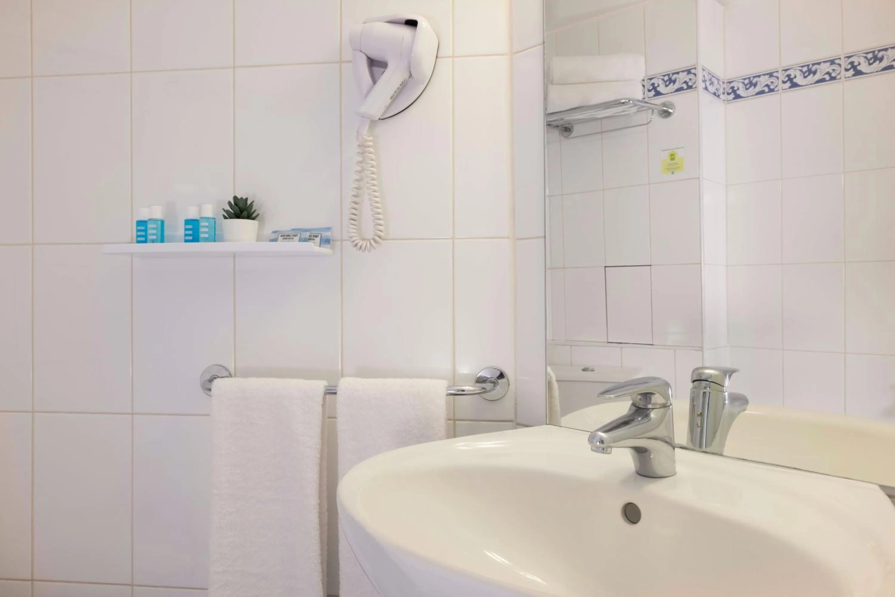 Bathroom in Grand Hotel du Calvados - Opera