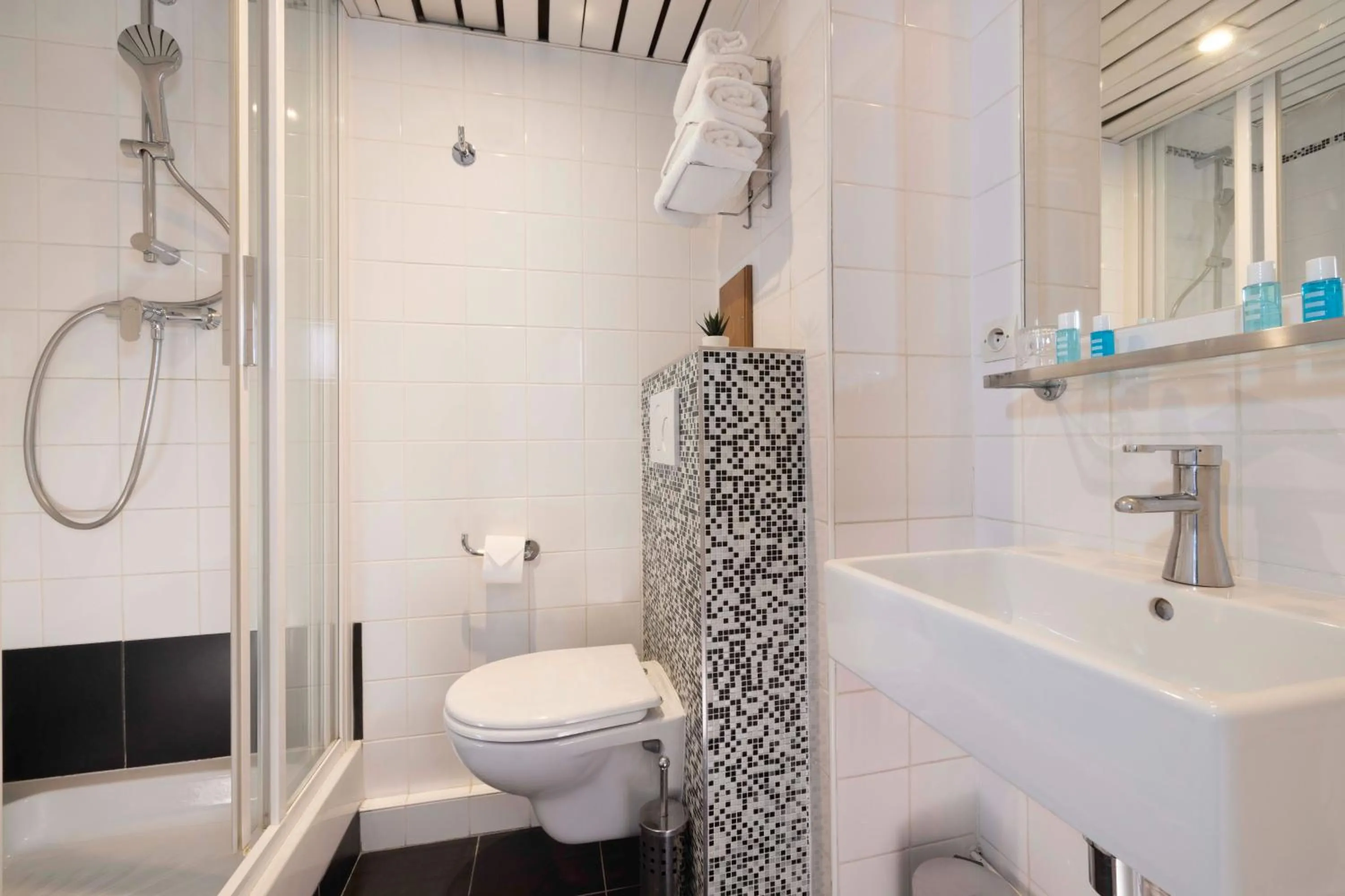 Bathroom in Grand Hotel du Calvados - Opera