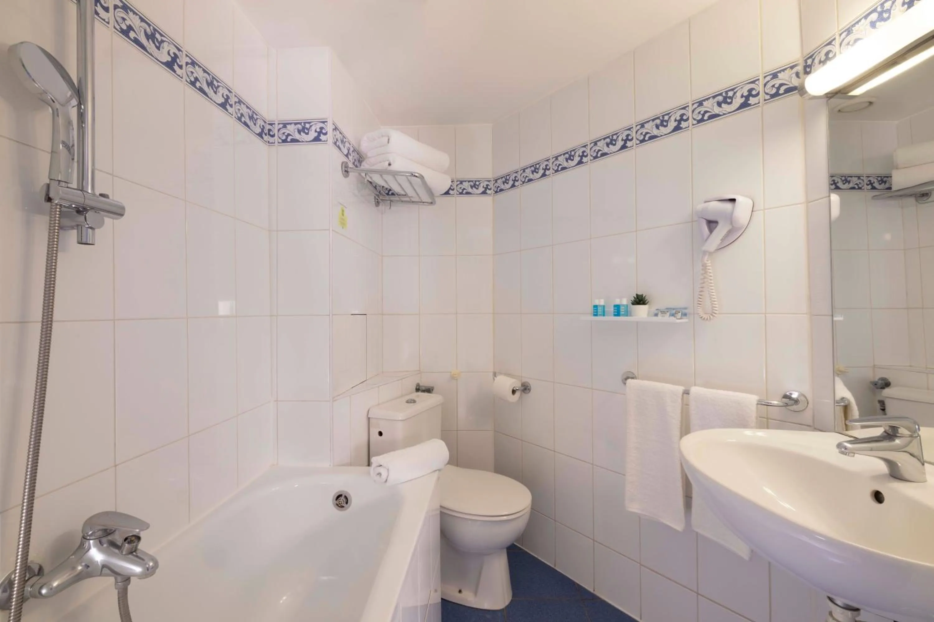 Bathroom in Grand Hotel du Calvados - Opera