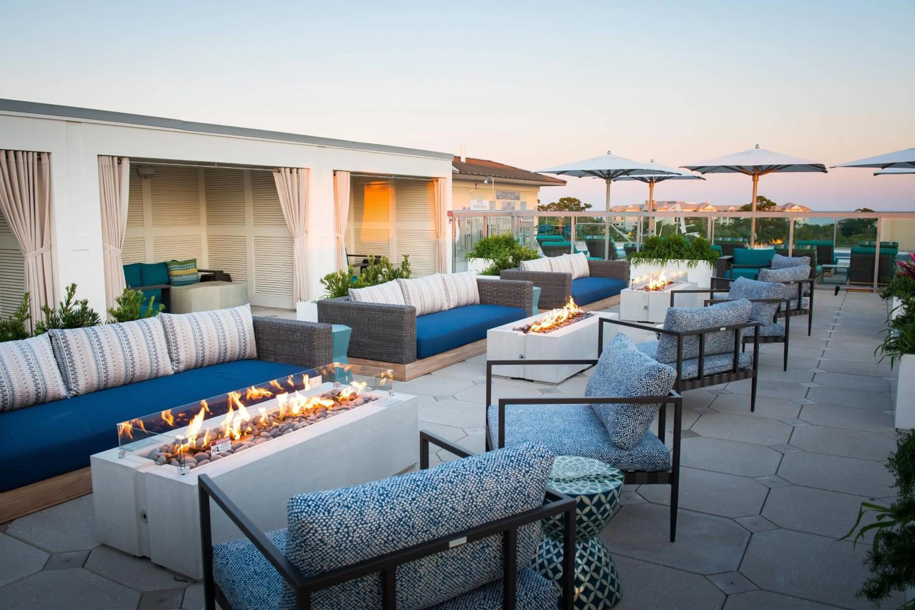 Lounge or bar in Courtyard by Marriott Hilton Head Island