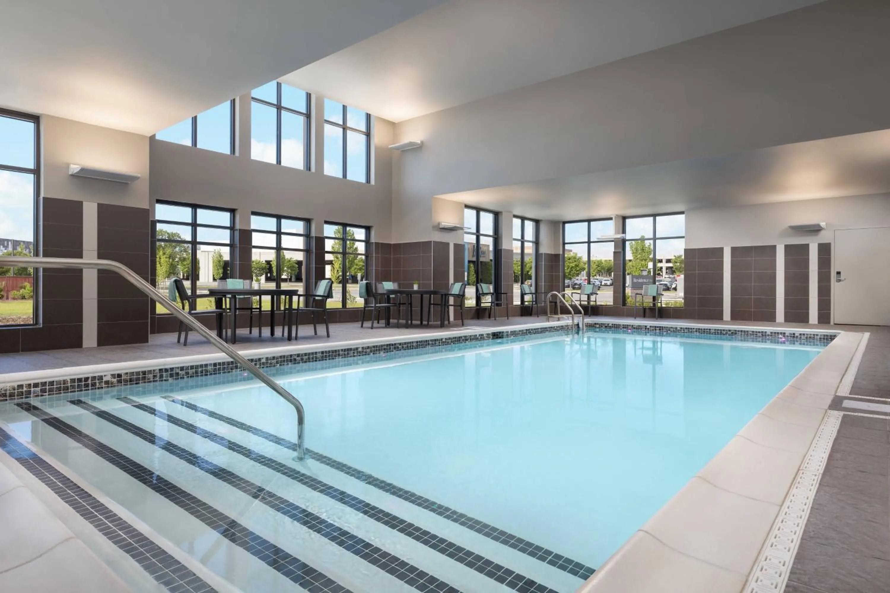 Swimming pool in Residence Inn Long Island Garden City