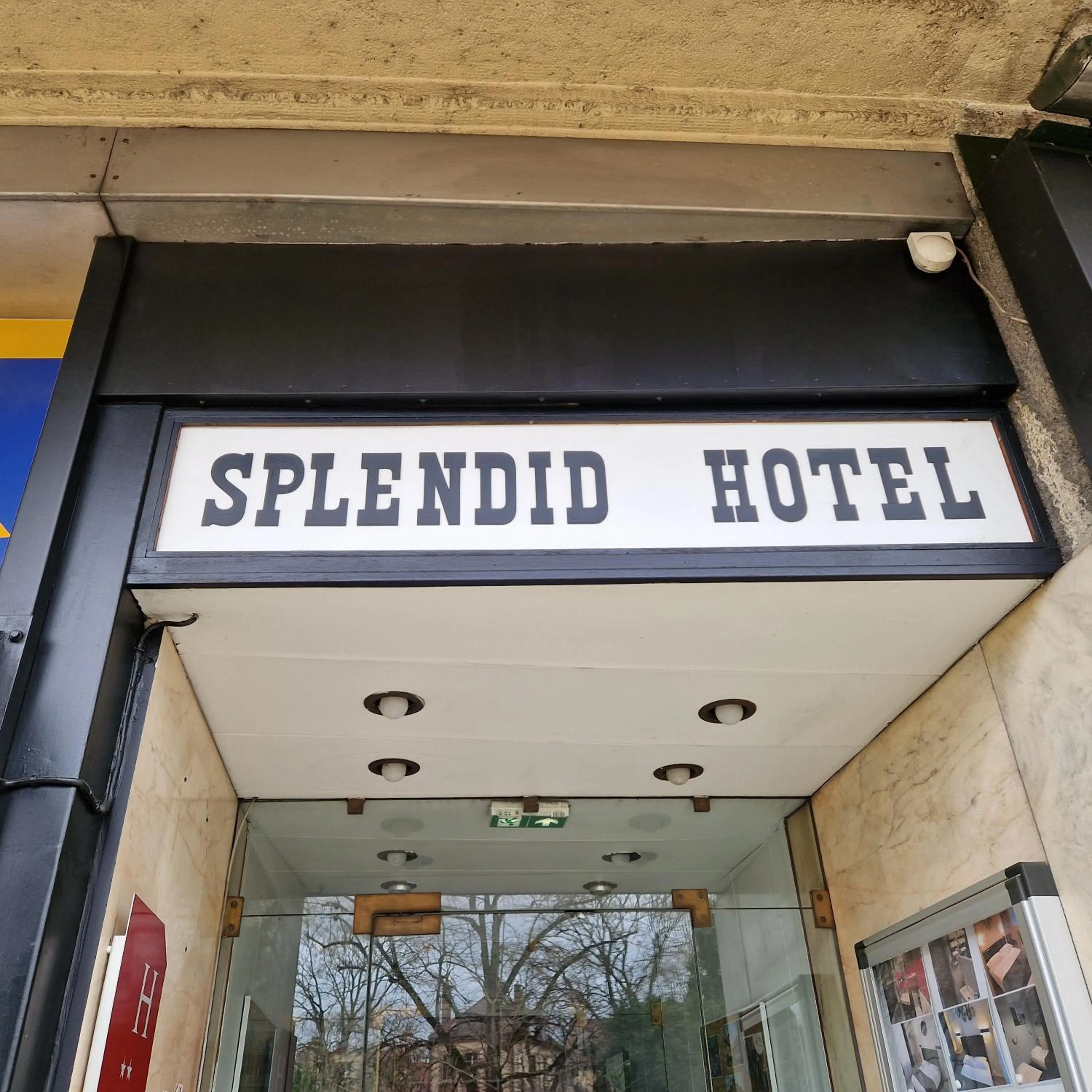 Property building in Hotel Le Splendid