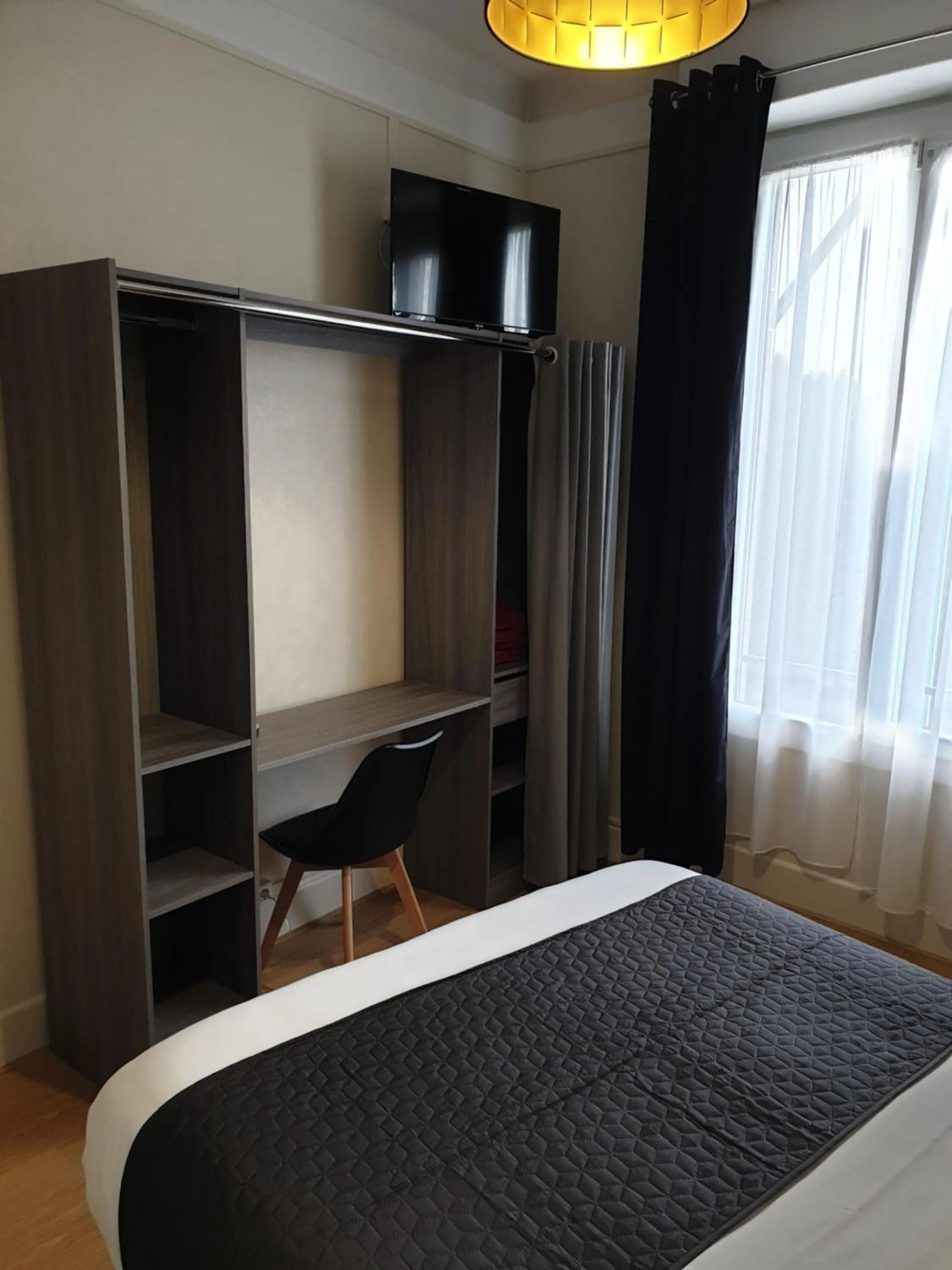 hair dresser, Bed in Hotel Le Splendid