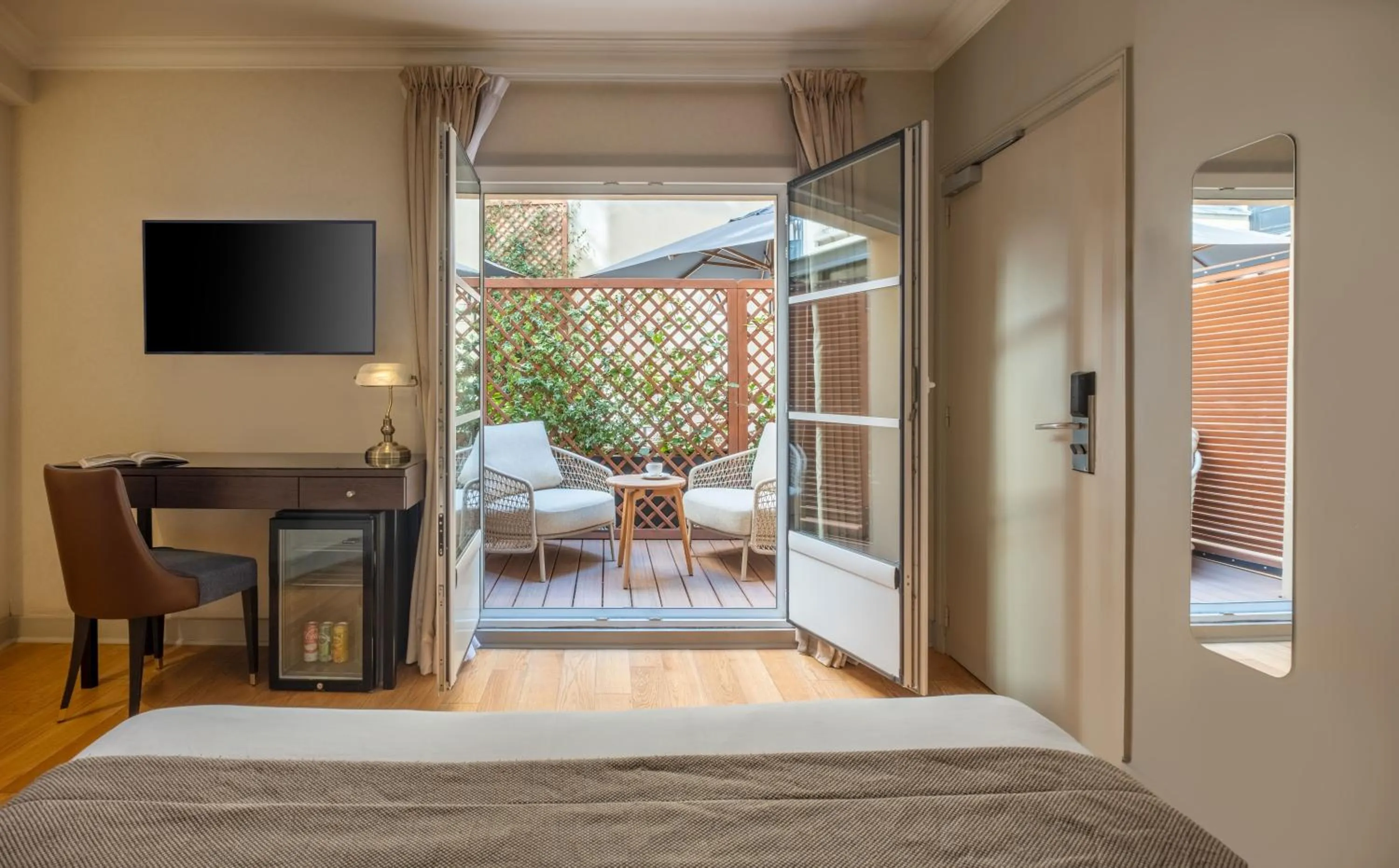 Inner courtyard view, Bed in Hôtel Le Walt by Inwood Hotels