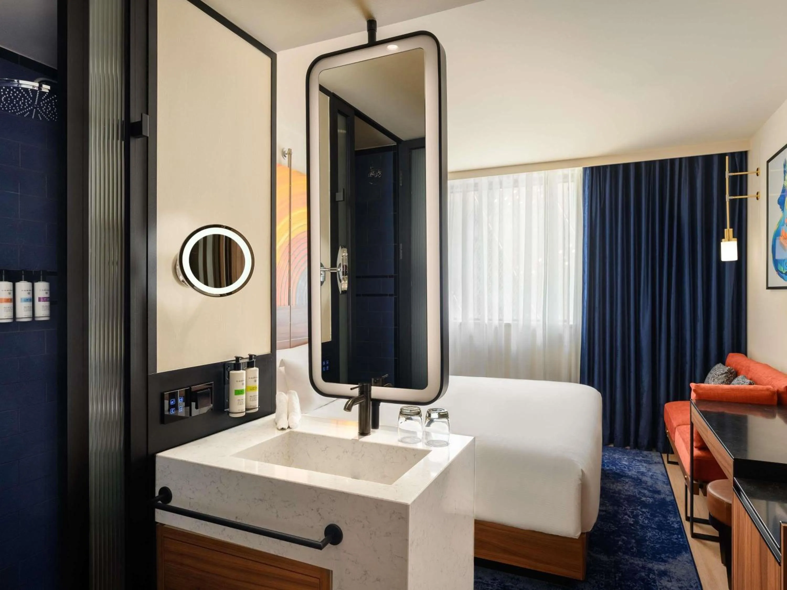 Bathroom, Bed in Pullman Budapest