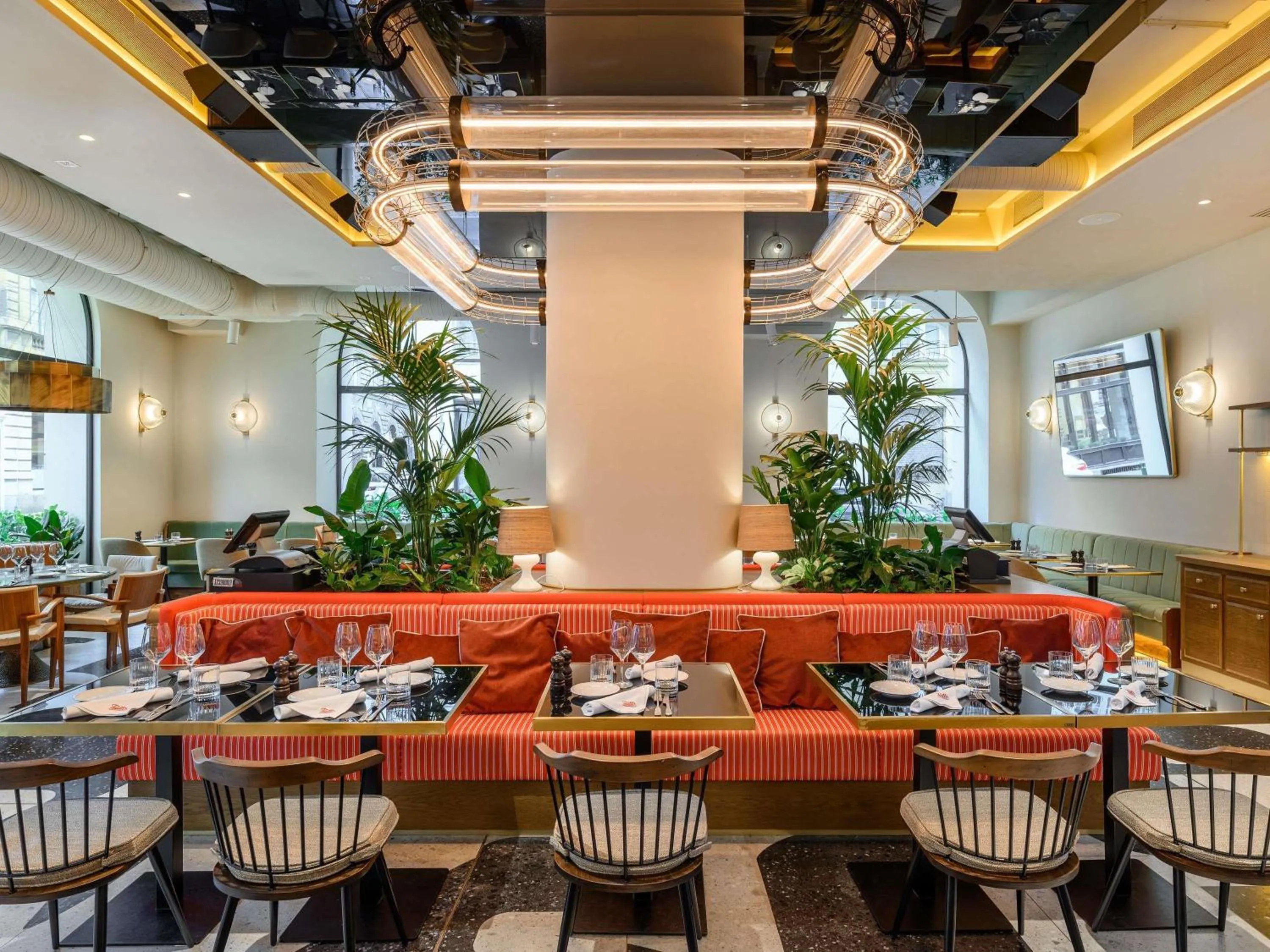 Restaurant/places to eat in Pullman Budapest