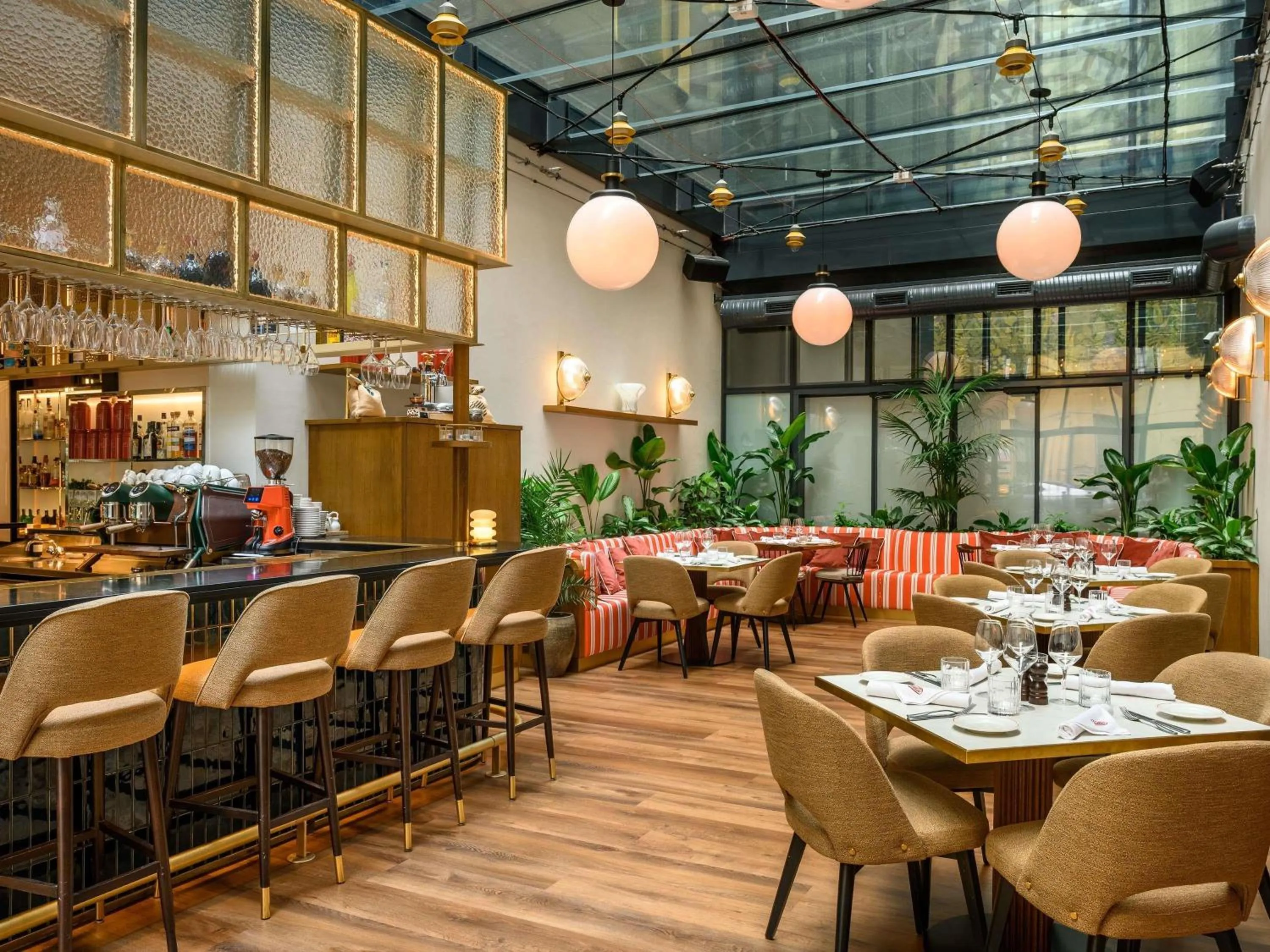 Lounge or bar in Pullman Budapest