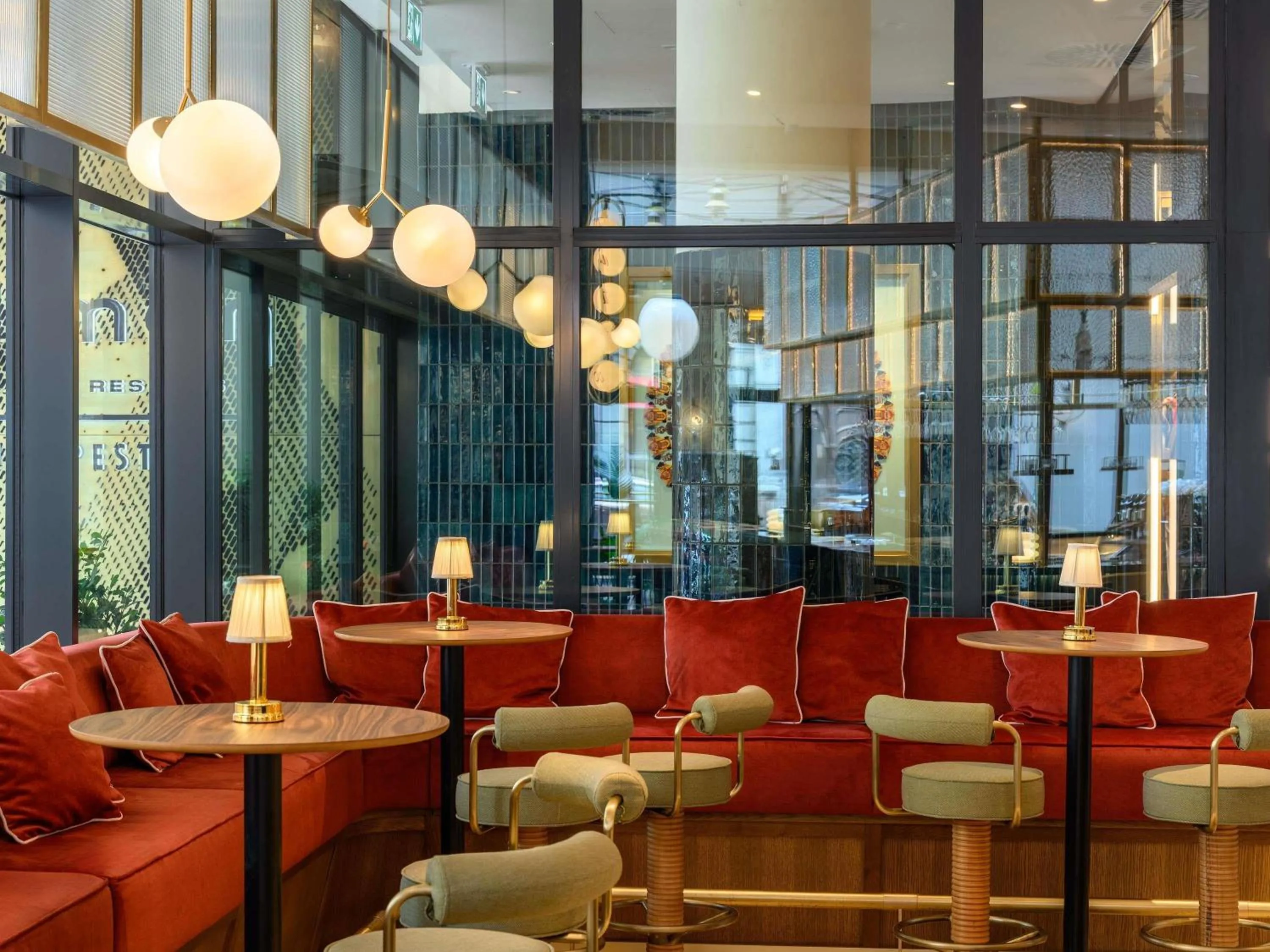 Restaurant/places to eat in Pullman Budapest