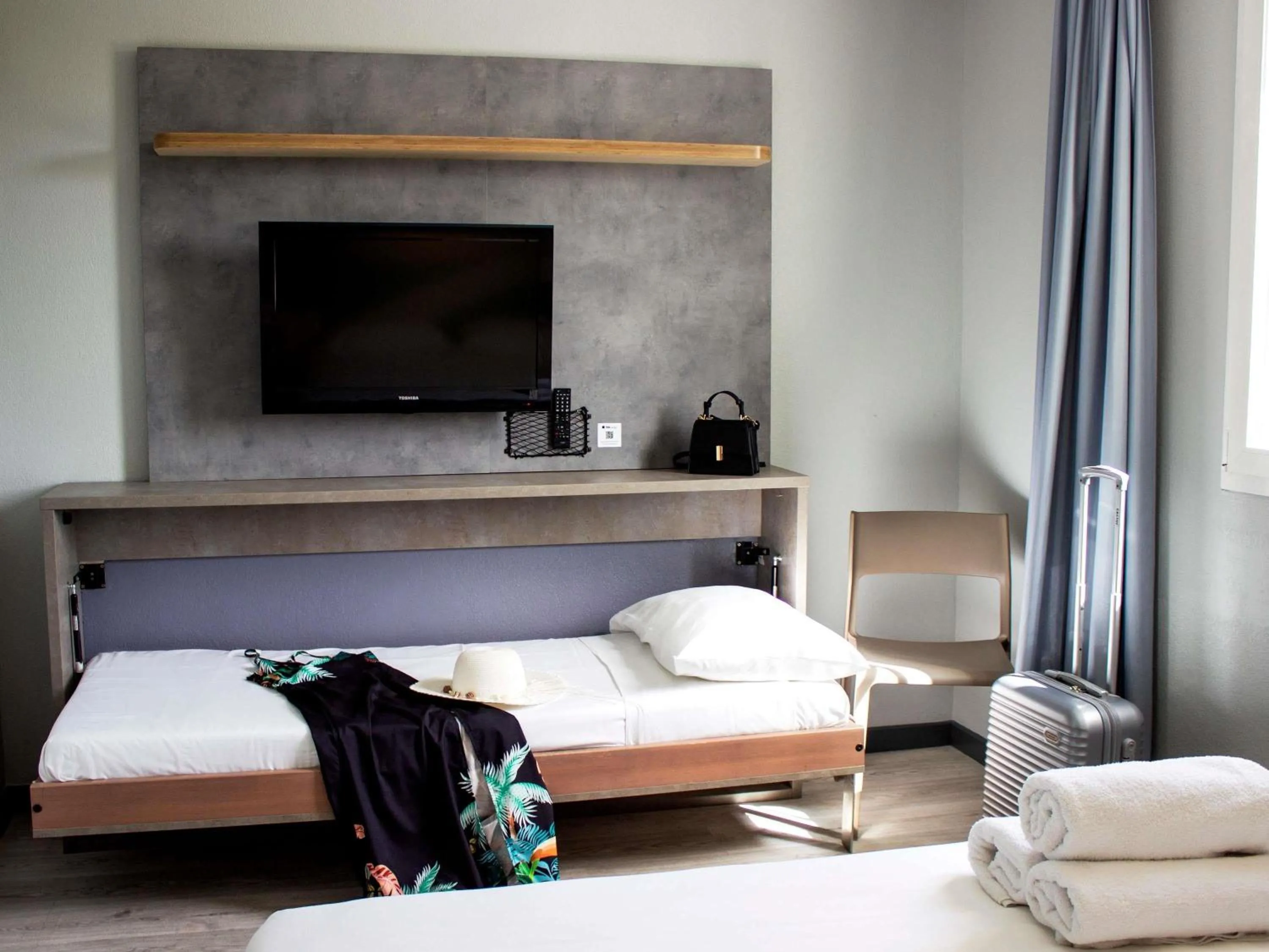 Property building, Bed in ibis budget Lunel Porte de Camargue