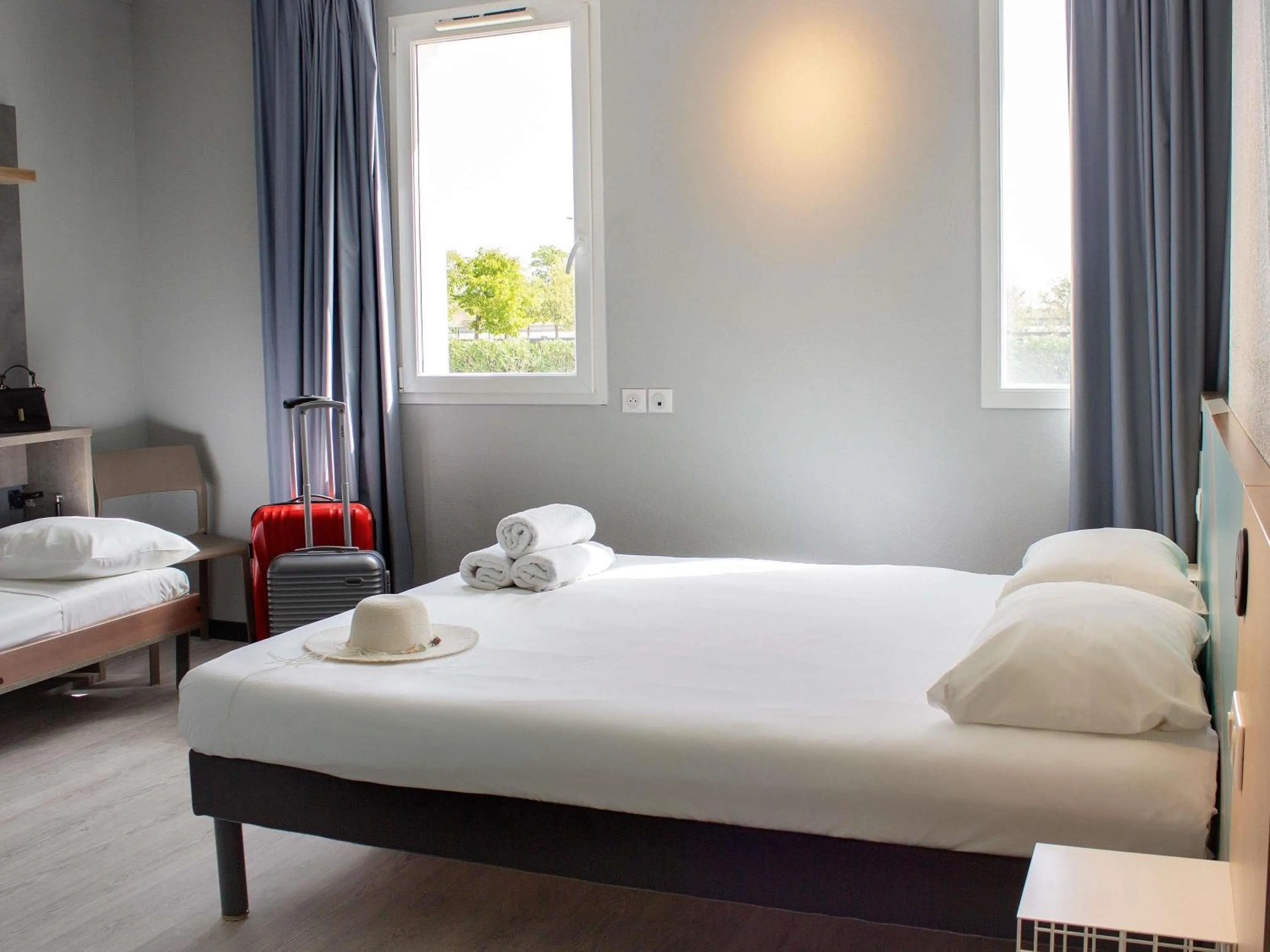 Bedroom, Bed in ibis budget Lunel Porte de Camargue