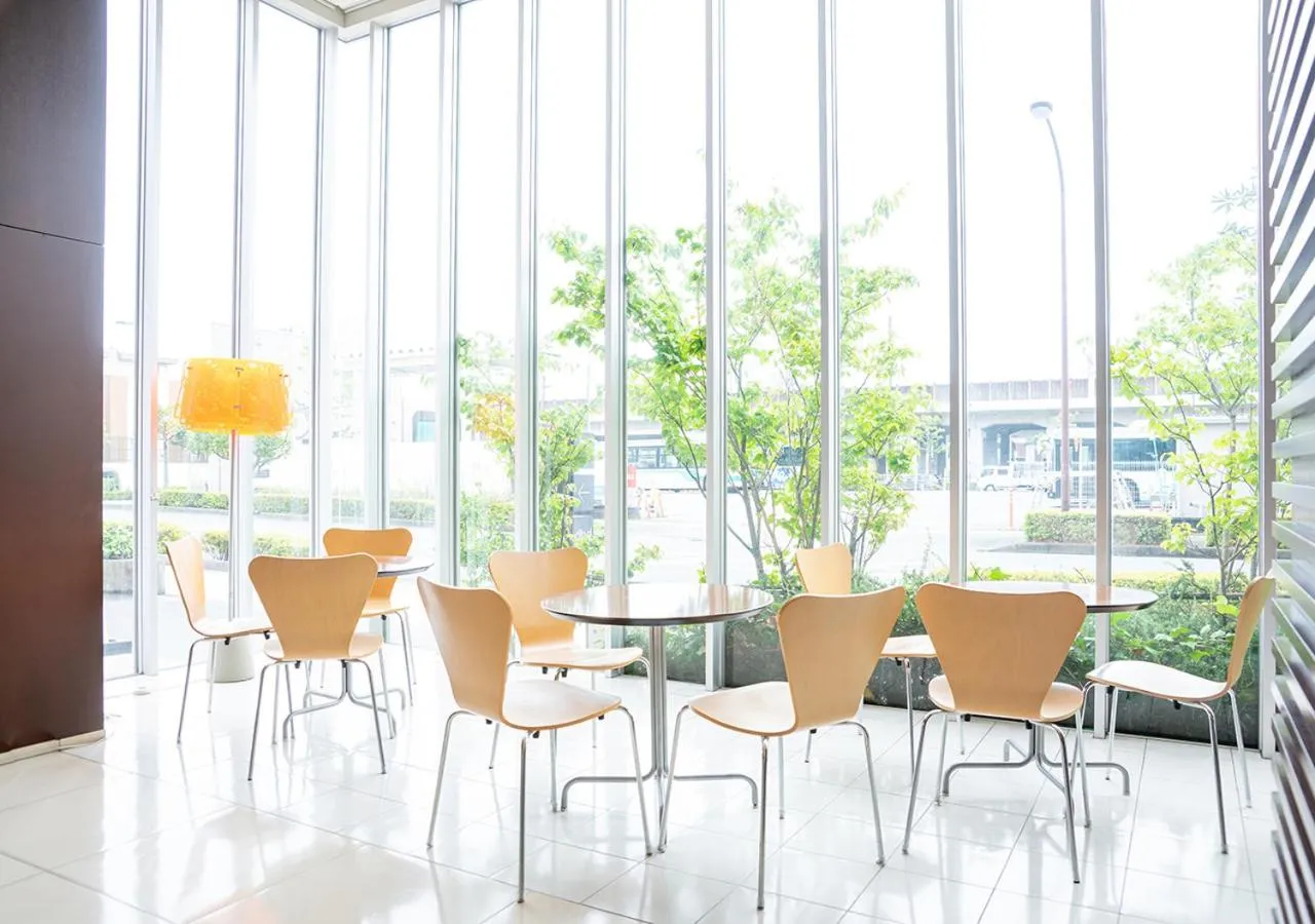 Restaurant/places to eat in Hotel day by day