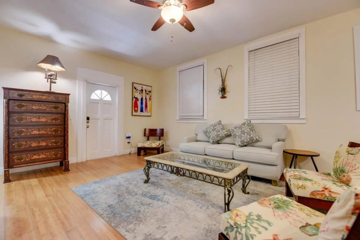 Mesa House, Uno-Perfect Location