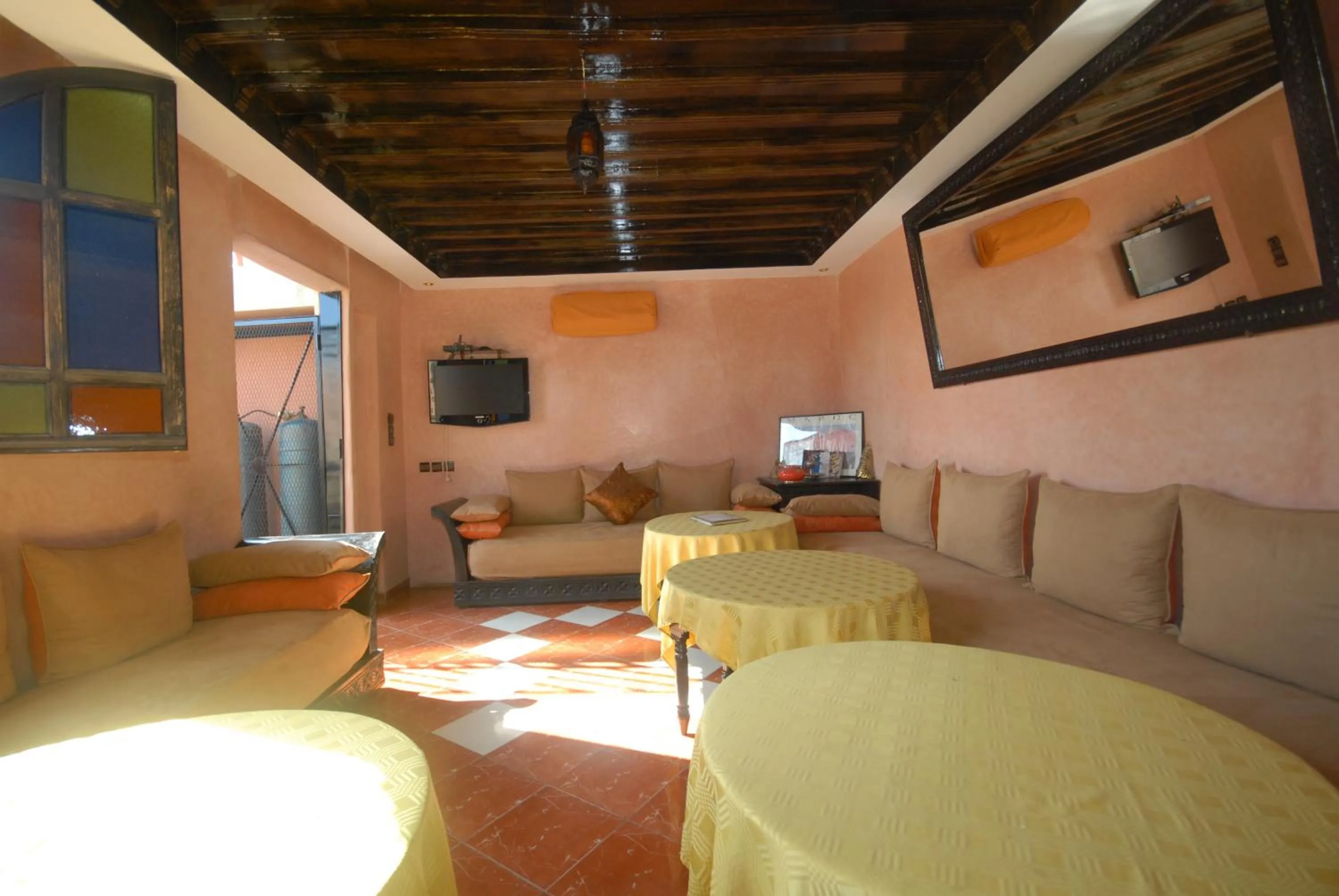 Communal lounge/ TV room in Riad Hôtel Belleville Marrakech