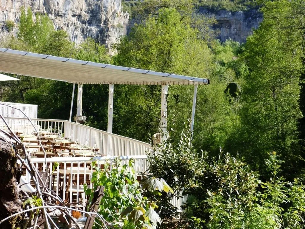 Property building in Hôtel Restaurant des Grottes du Pech Merle