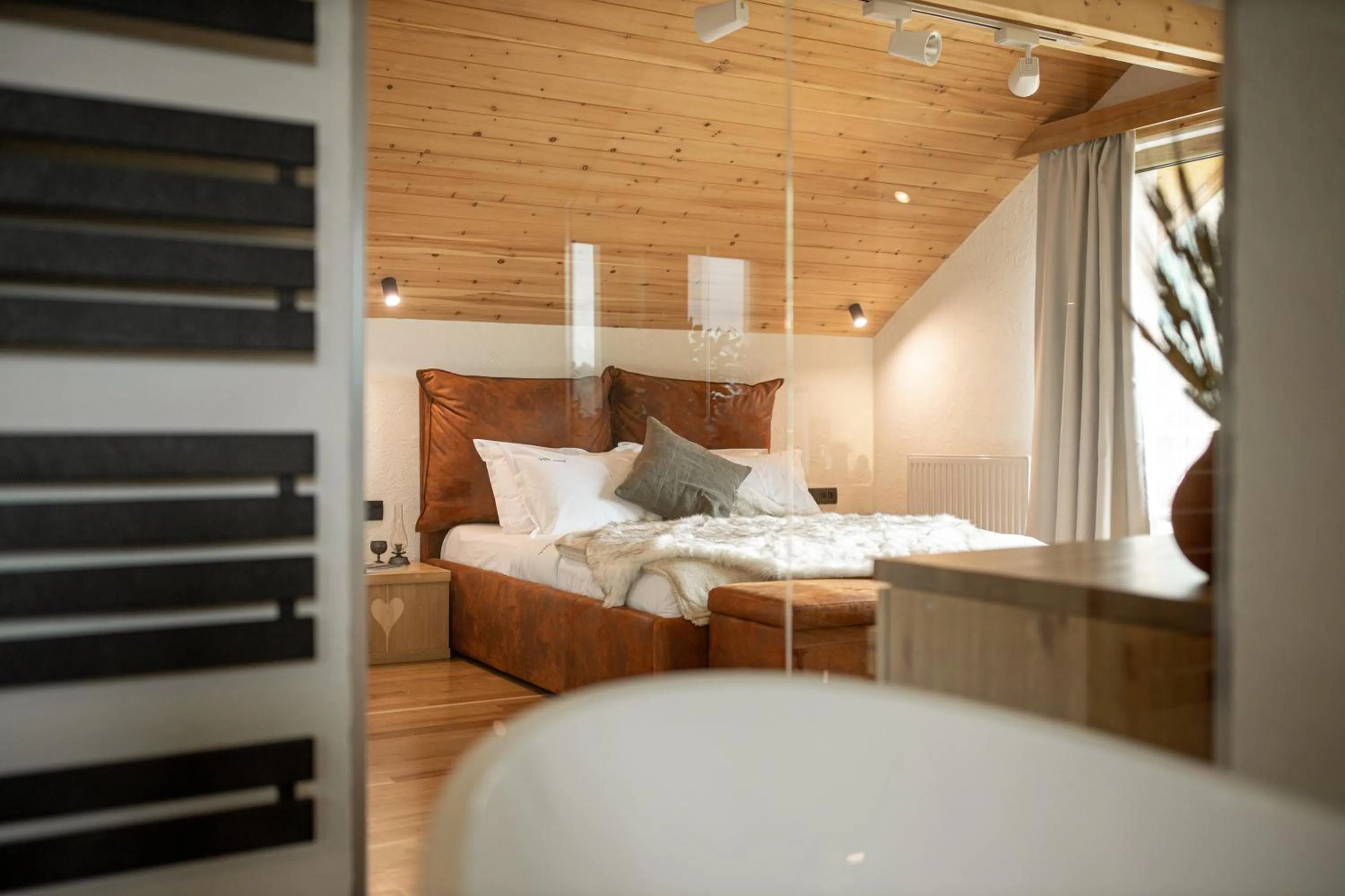 Photo of the whole room, Bed in Zara Chalet