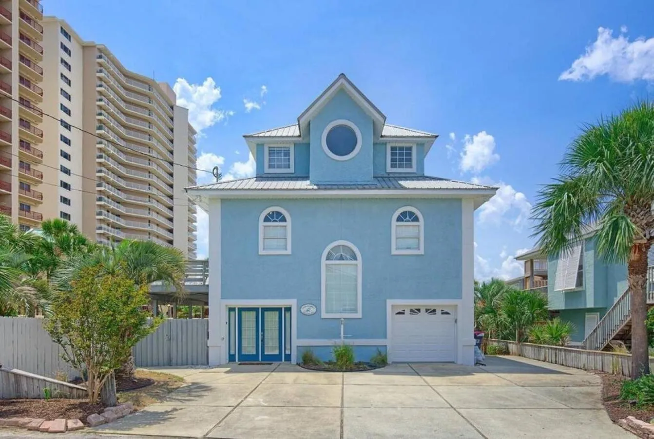 Property building in Casa Palmera