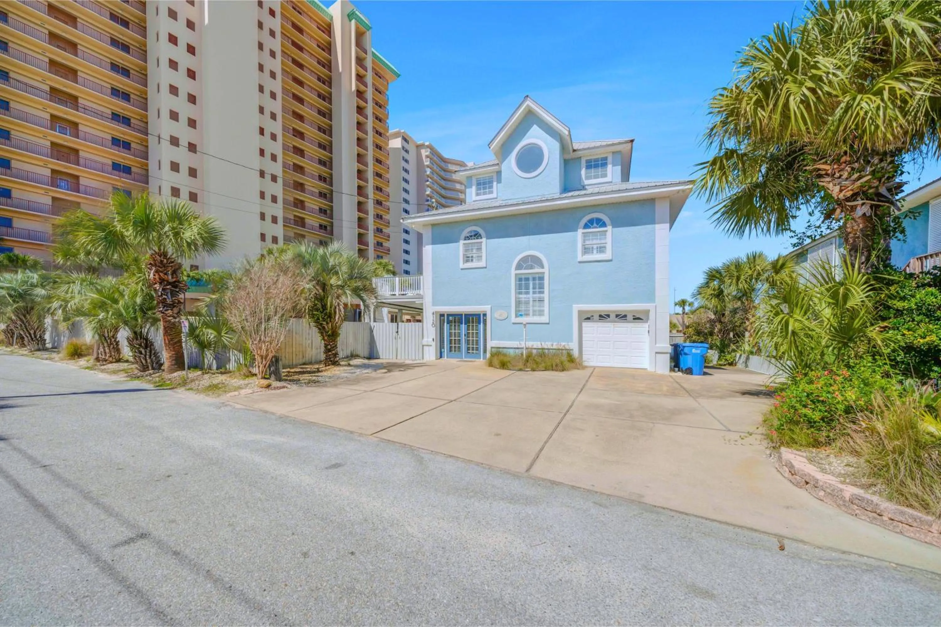 Property building in Casa Palmera