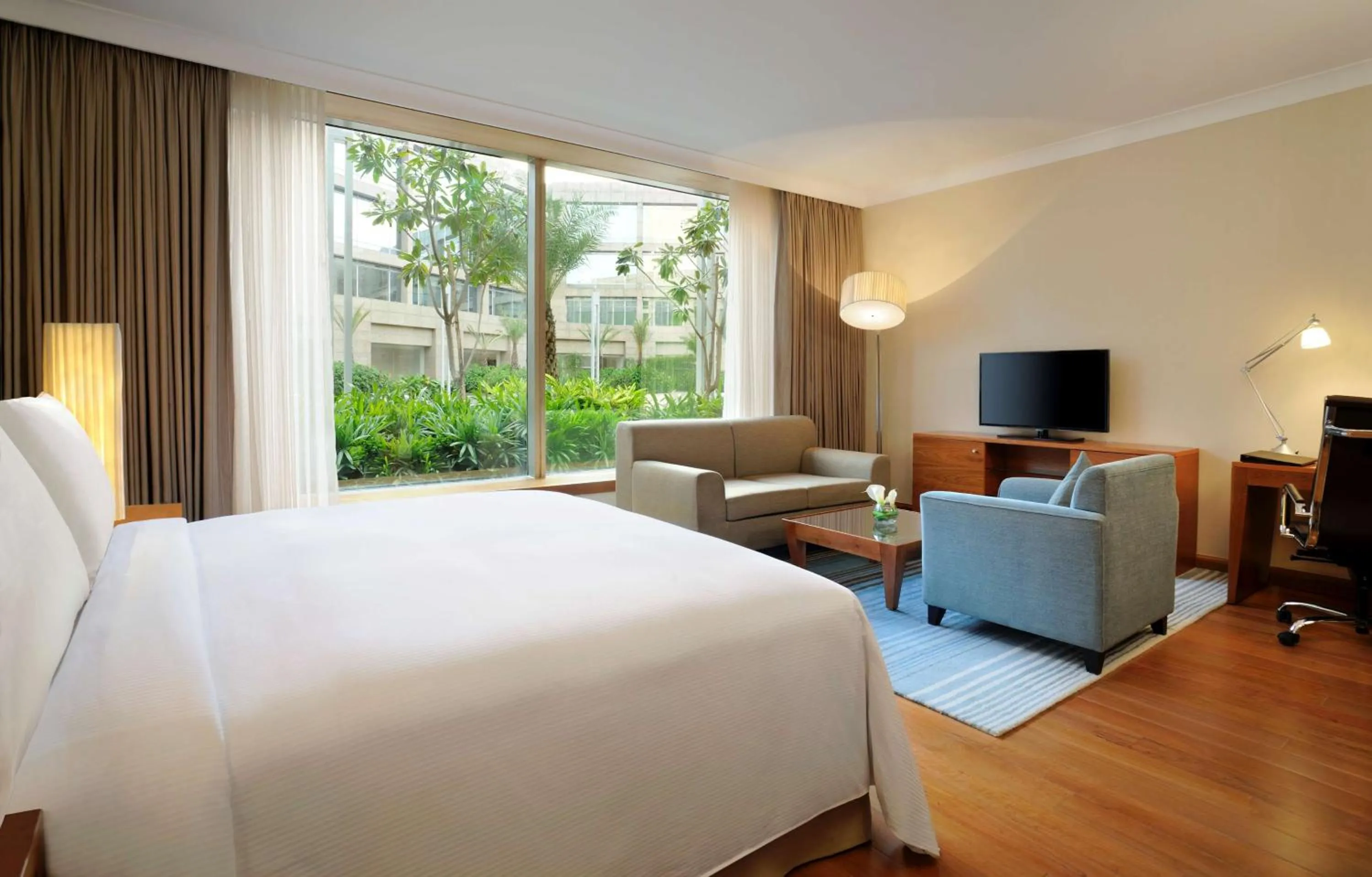 Bed in Hilton Bangalore Embassy GolfLinks