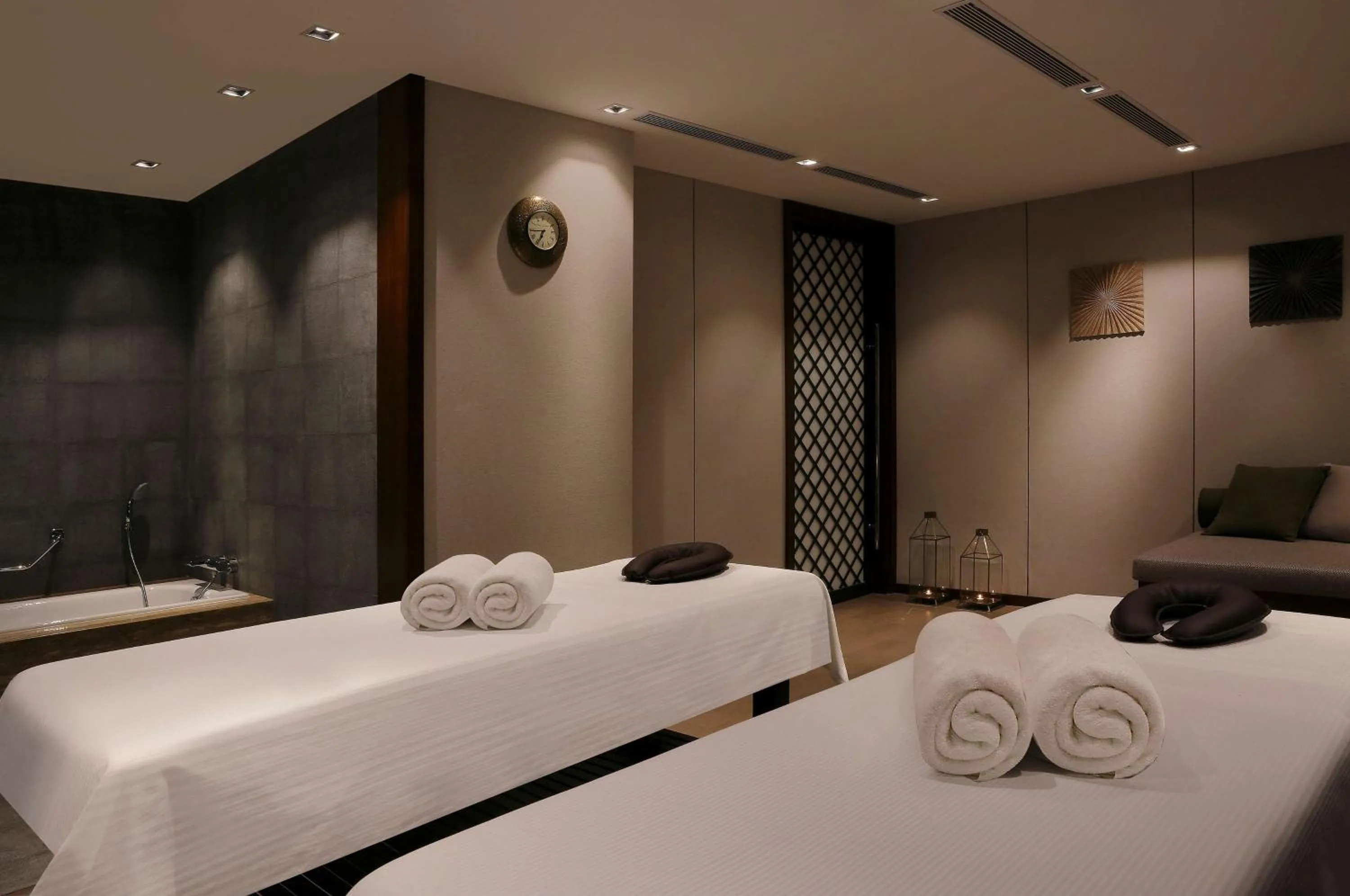 Spa and wellness centre/facilities, Bed in Hilton Bangalore Embassy GolfLinks