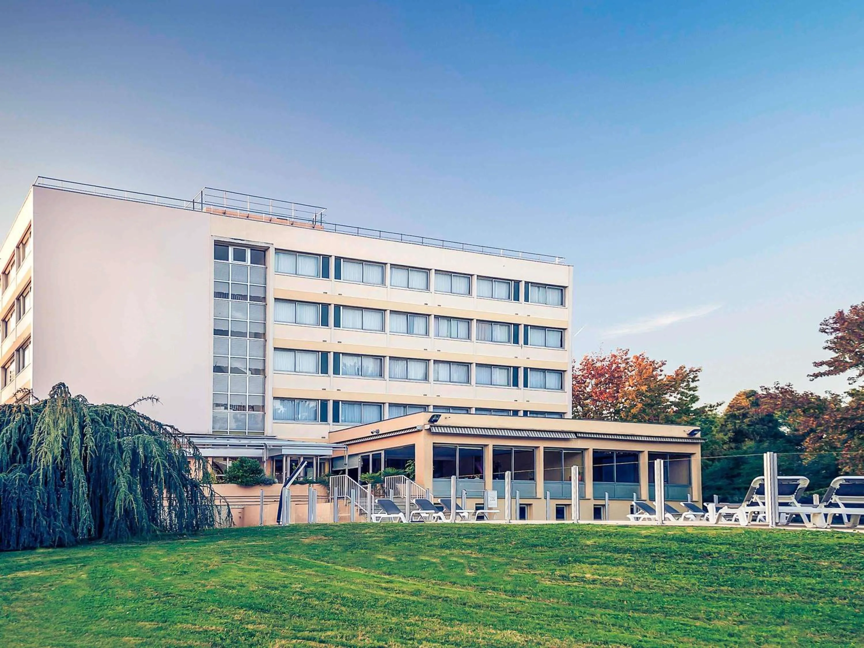 Property building in Hôtel Mercure Mâcon Bord de Saône