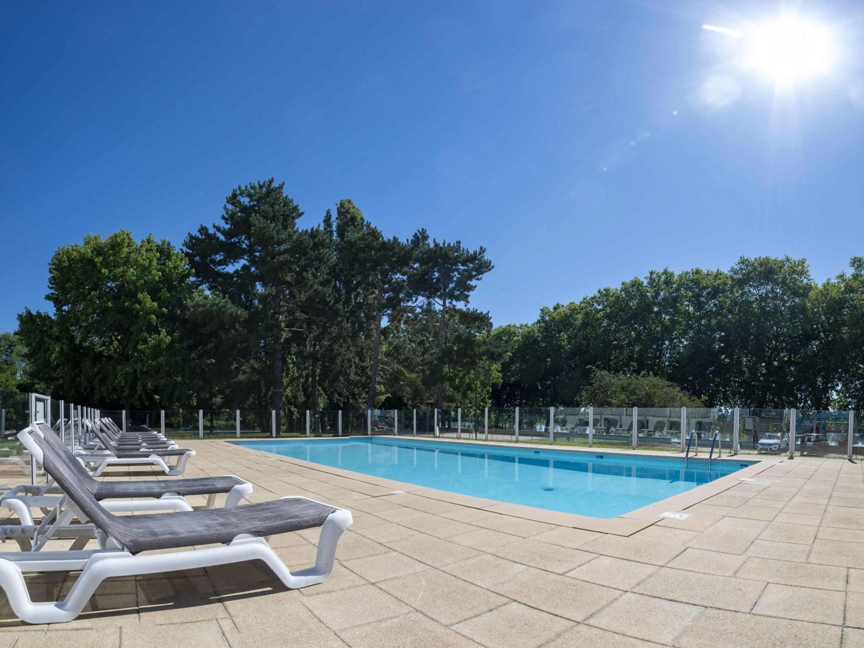 Pool view in Hôtel Mercure Mâcon Bord de Saône