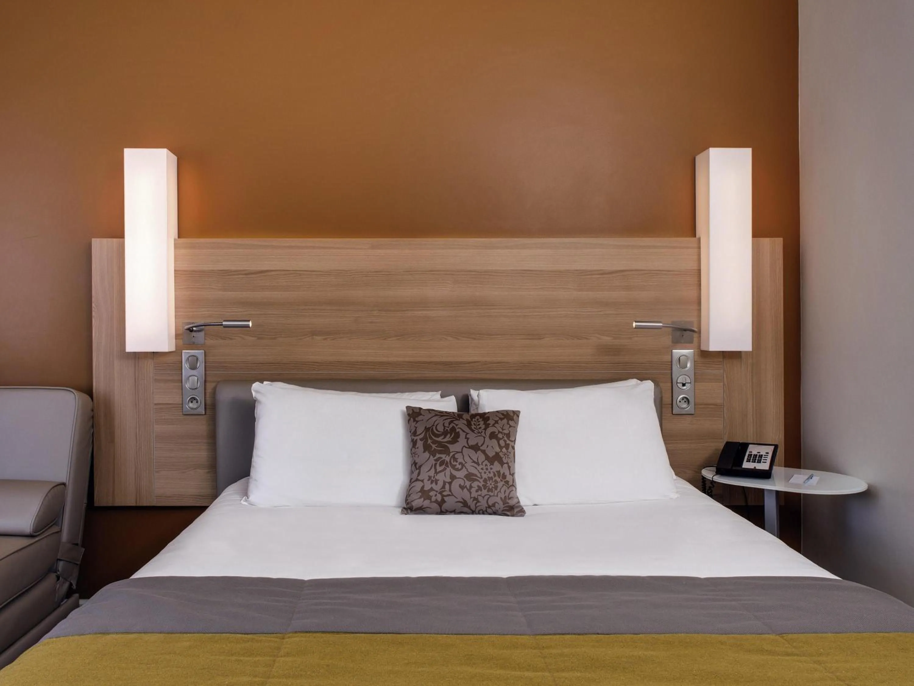 Bedroom, Bed in Hôtel Mercure Mâcon Bord de Saône