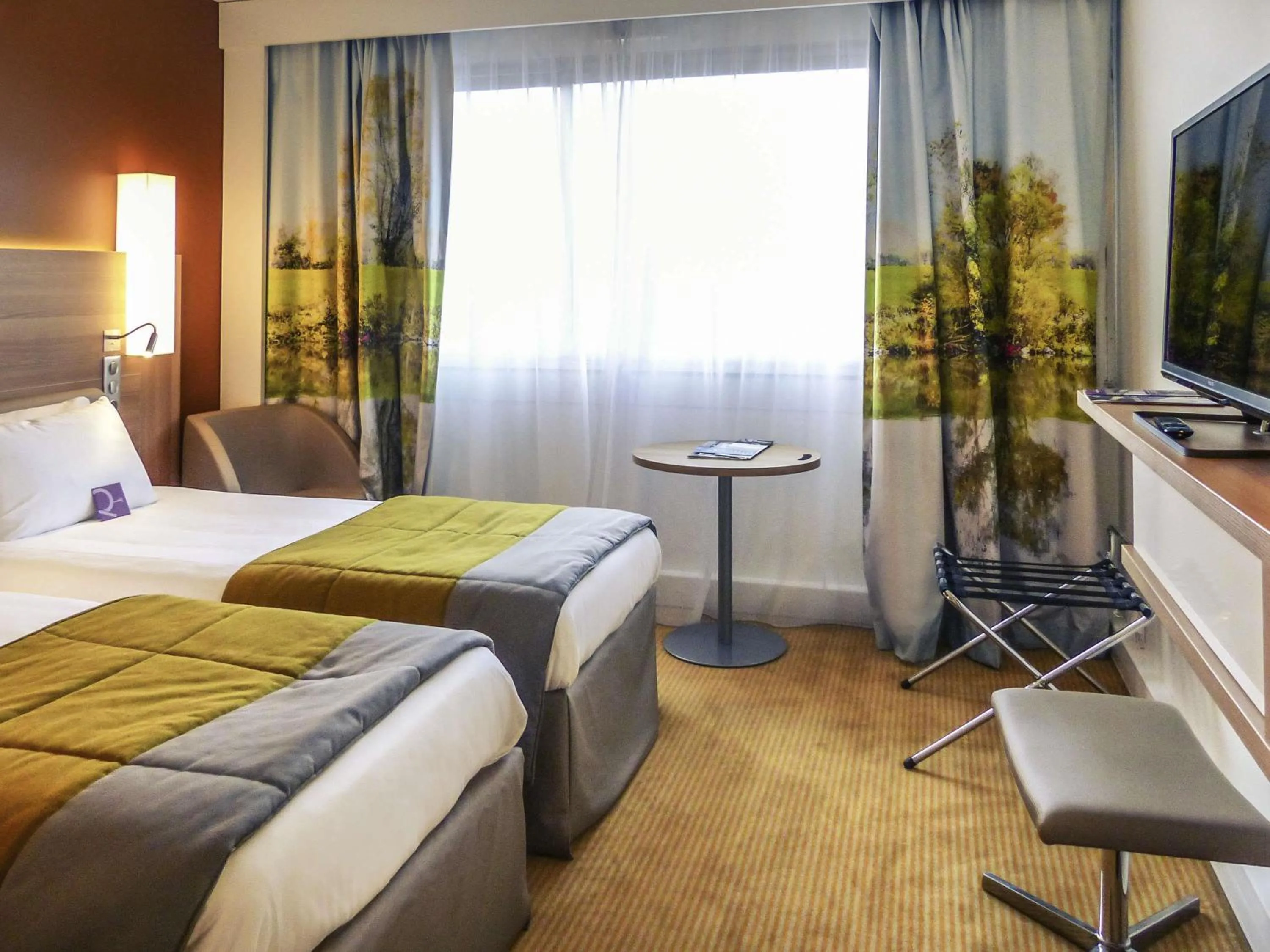 Bedroom, Bed in Hôtel Mercure Mâcon Bord de Saône