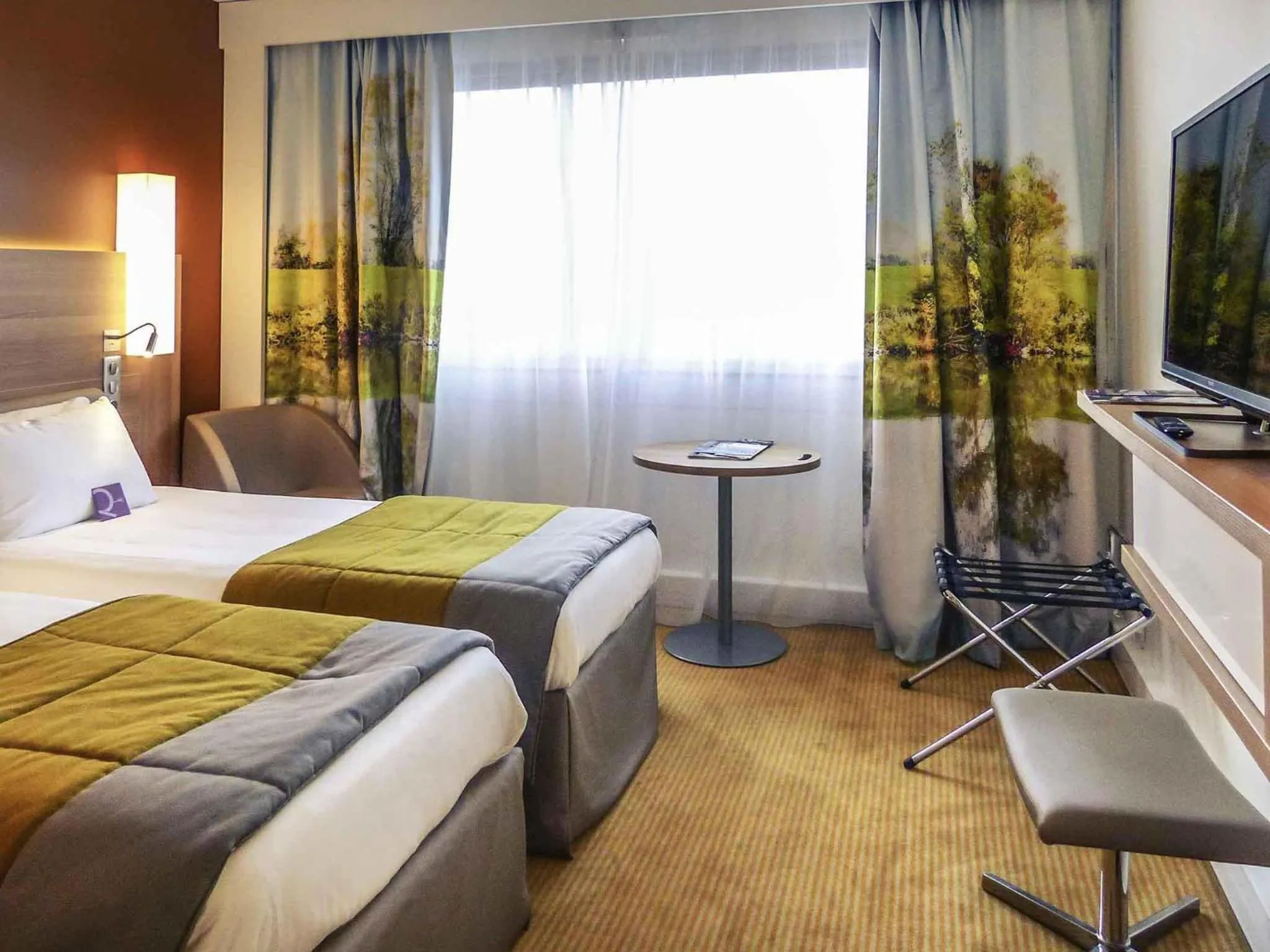 Bedroom, Bed in Hôtel Mercure Mâcon Bord de Saône