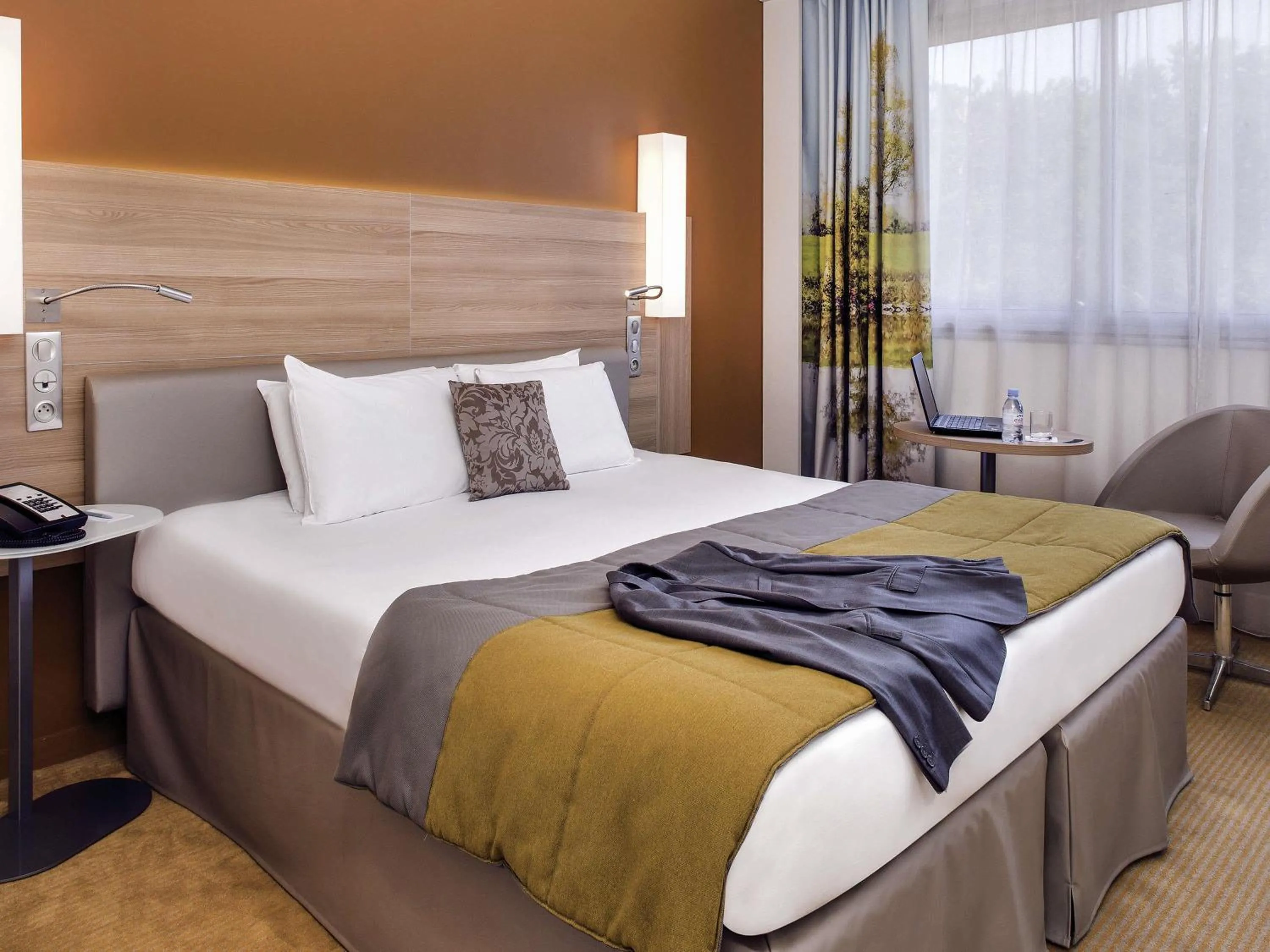 Bedroom, Bed in Hôtel Mercure Mâcon Bord de Saône