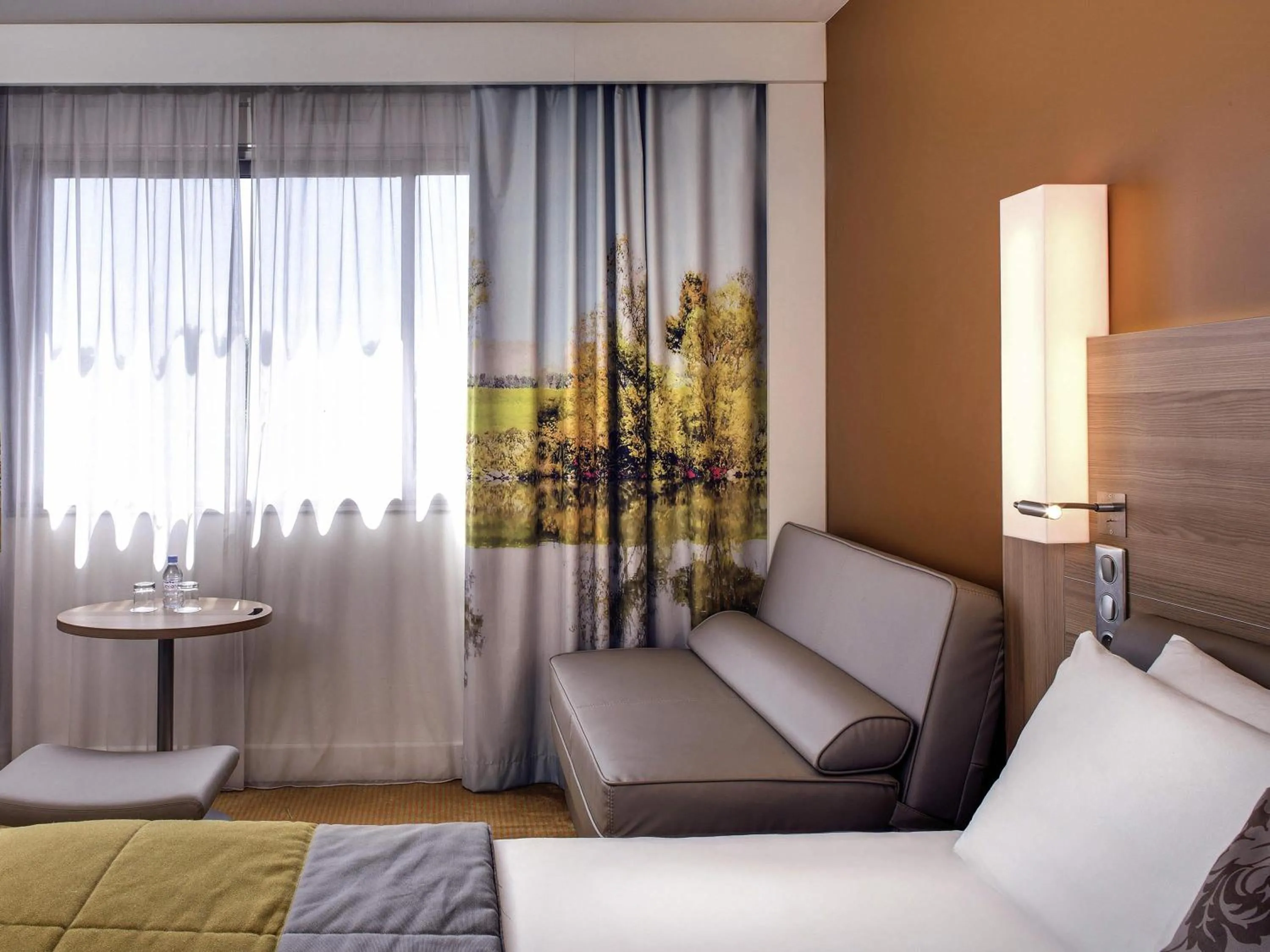 Bedroom, Bed in Hôtel Mercure Mâcon Bord de Saône