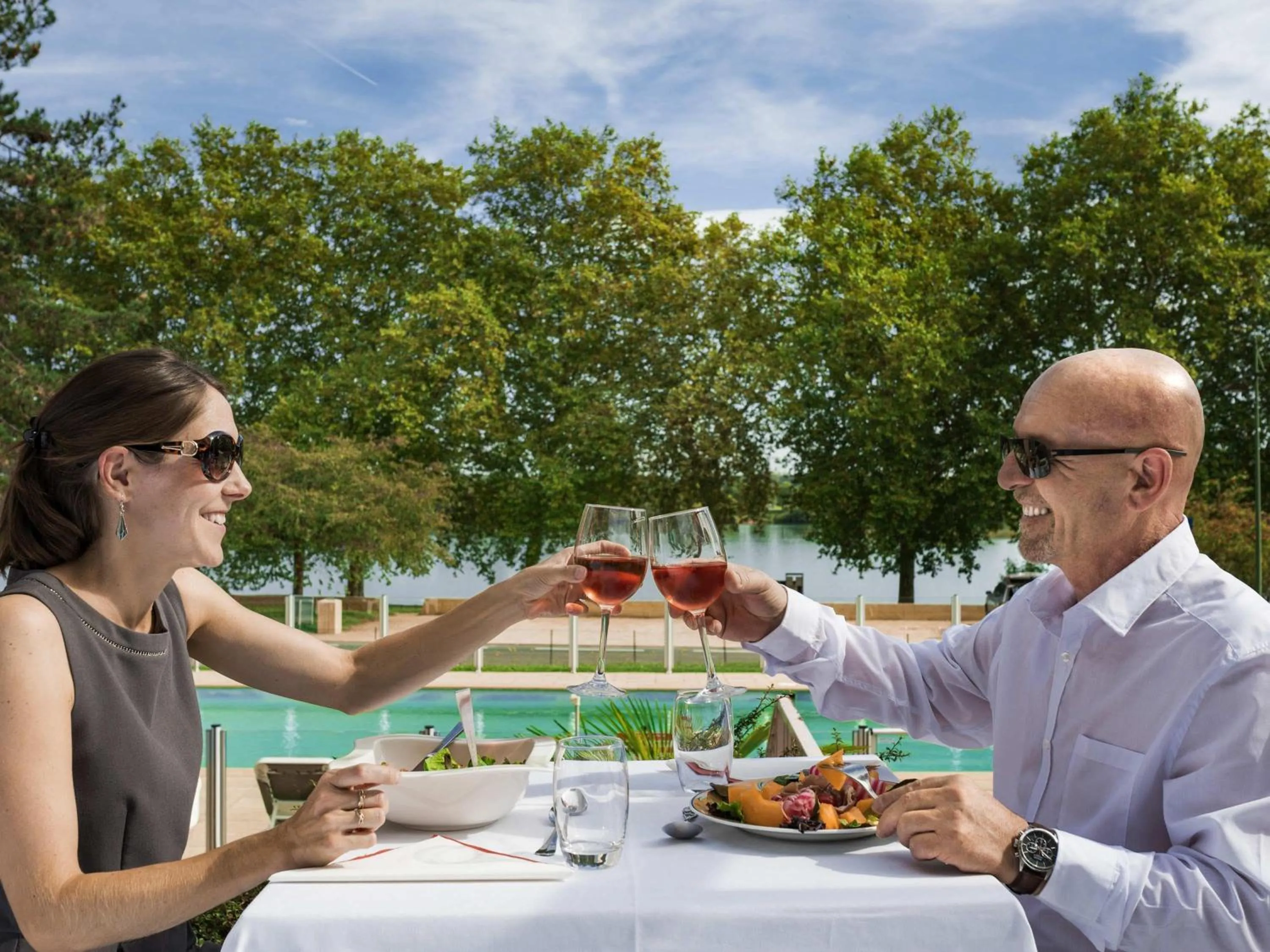 Lounge or bar in Hôtel Mercure Mâcon Bord de Saône