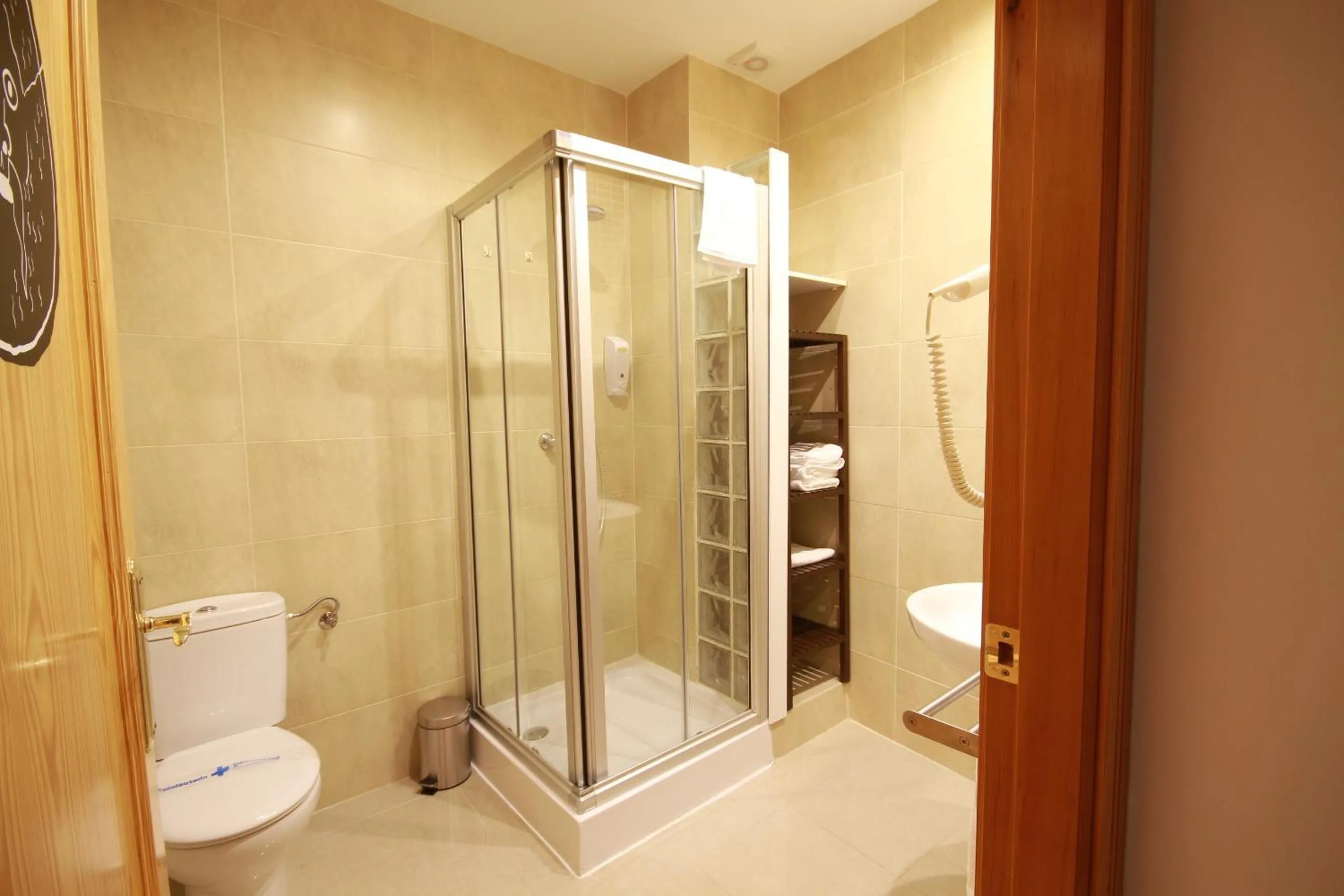 Toilet in Apartamentos El Templo Suites