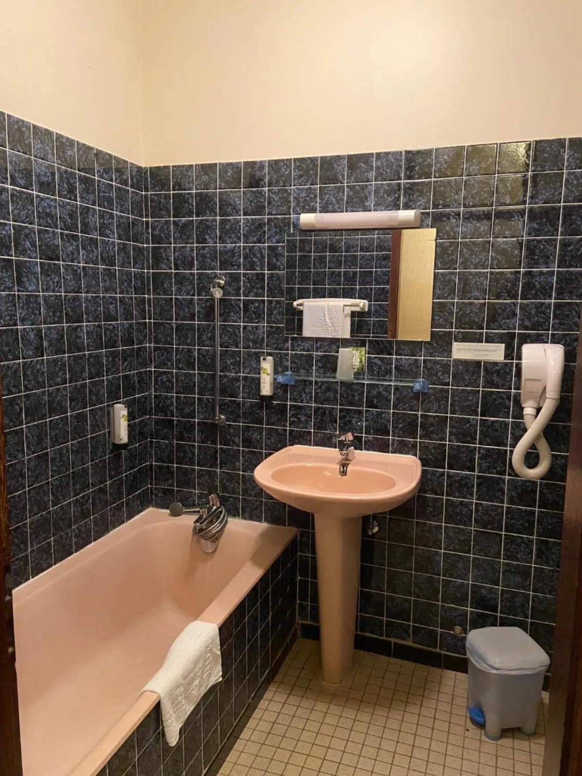 Bathroom in Logis L'Auberge du Gros