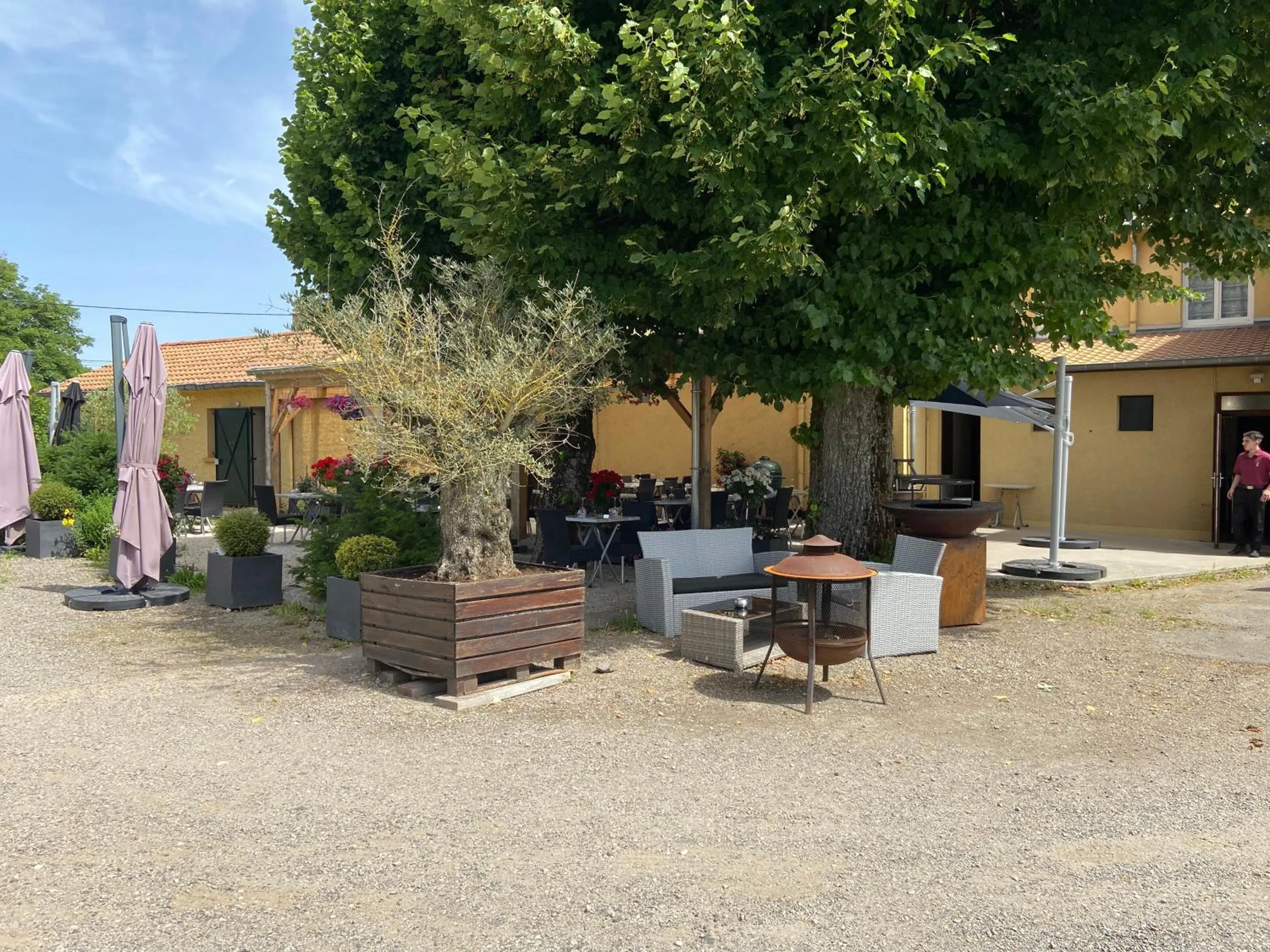 Garden in Logis L'Auberge du Gros
