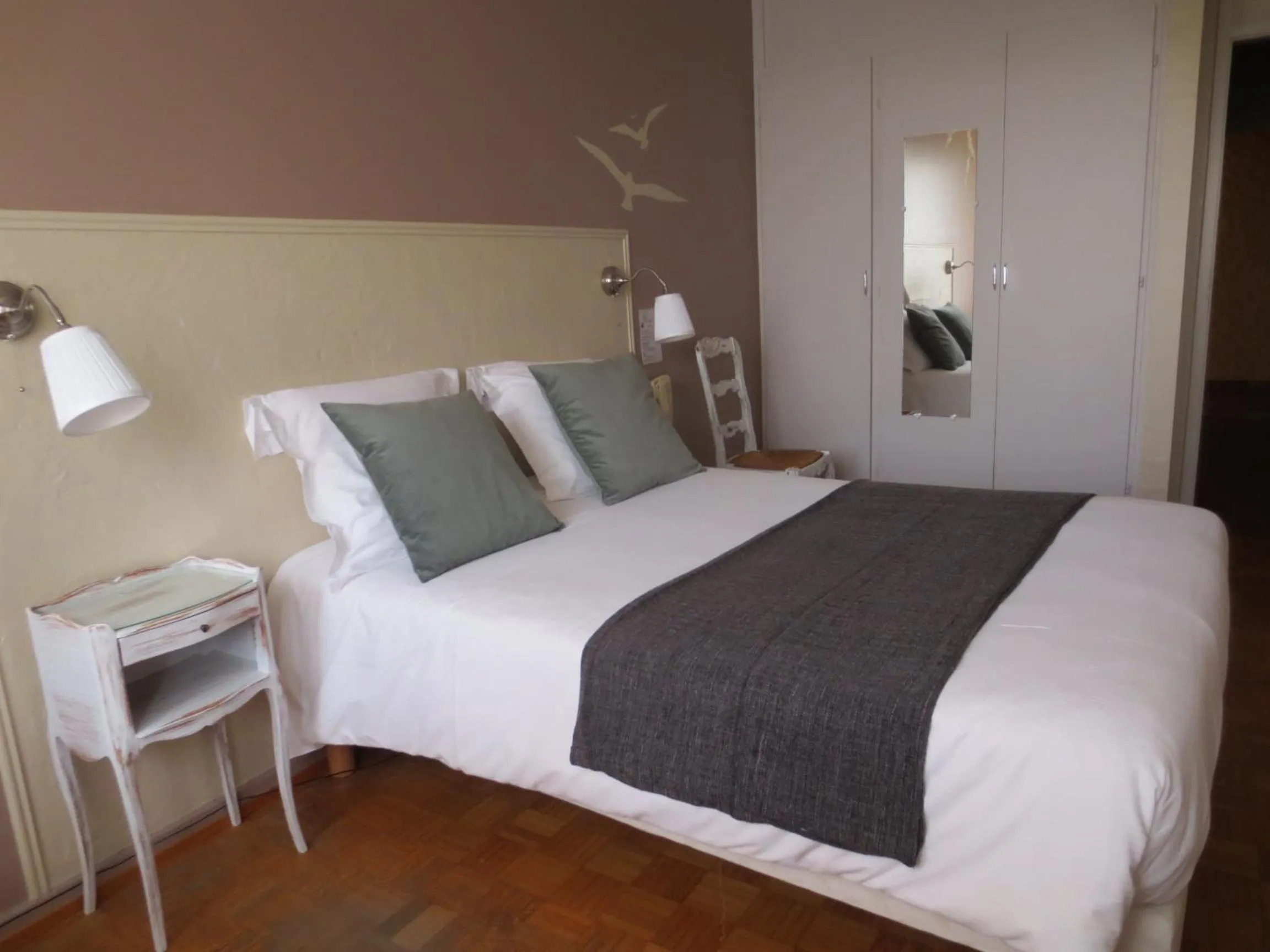 Bed in Logis L'Auberge du Gros