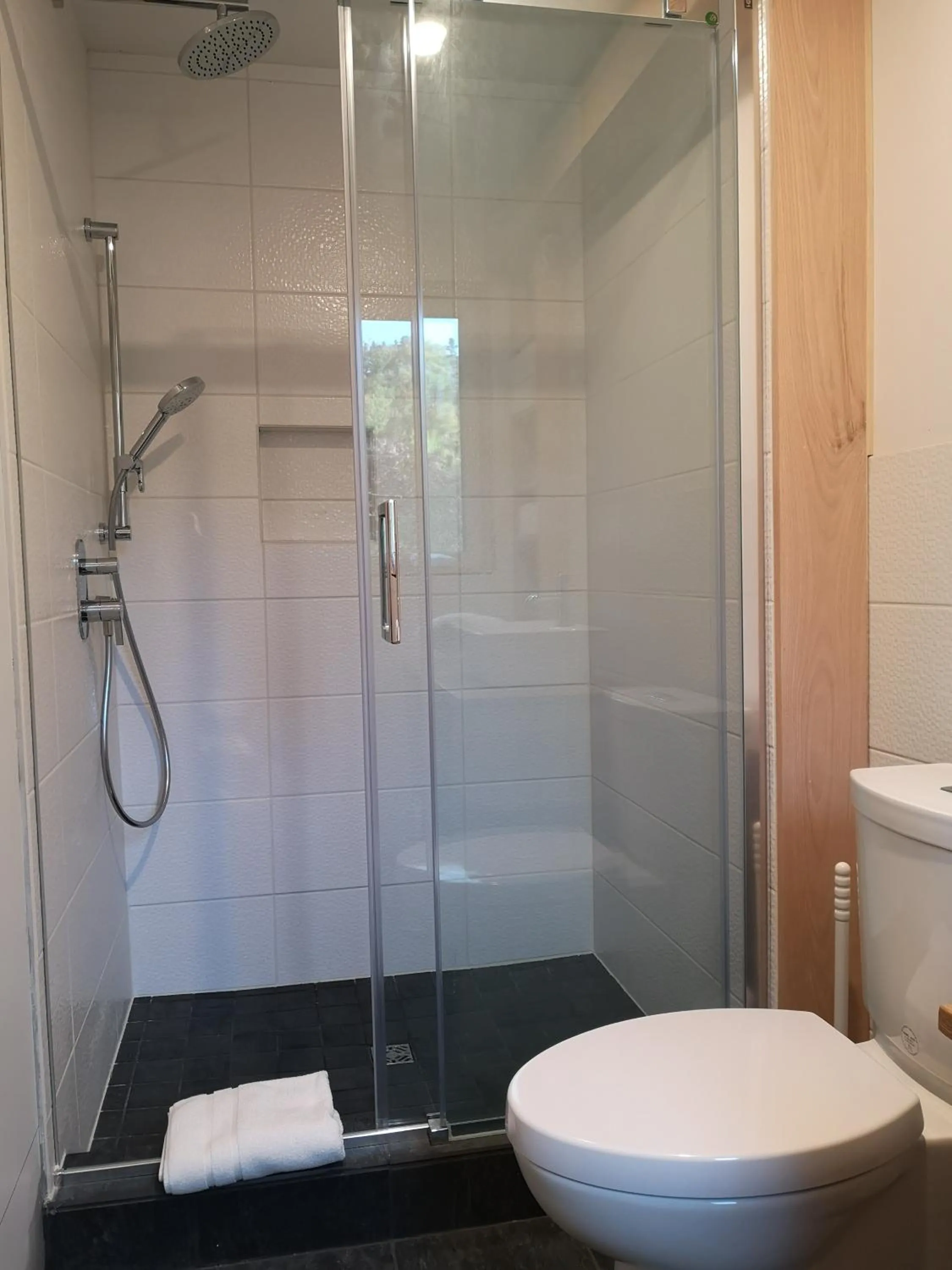 Shower in Au Cachalot Caché le gîte hôtel