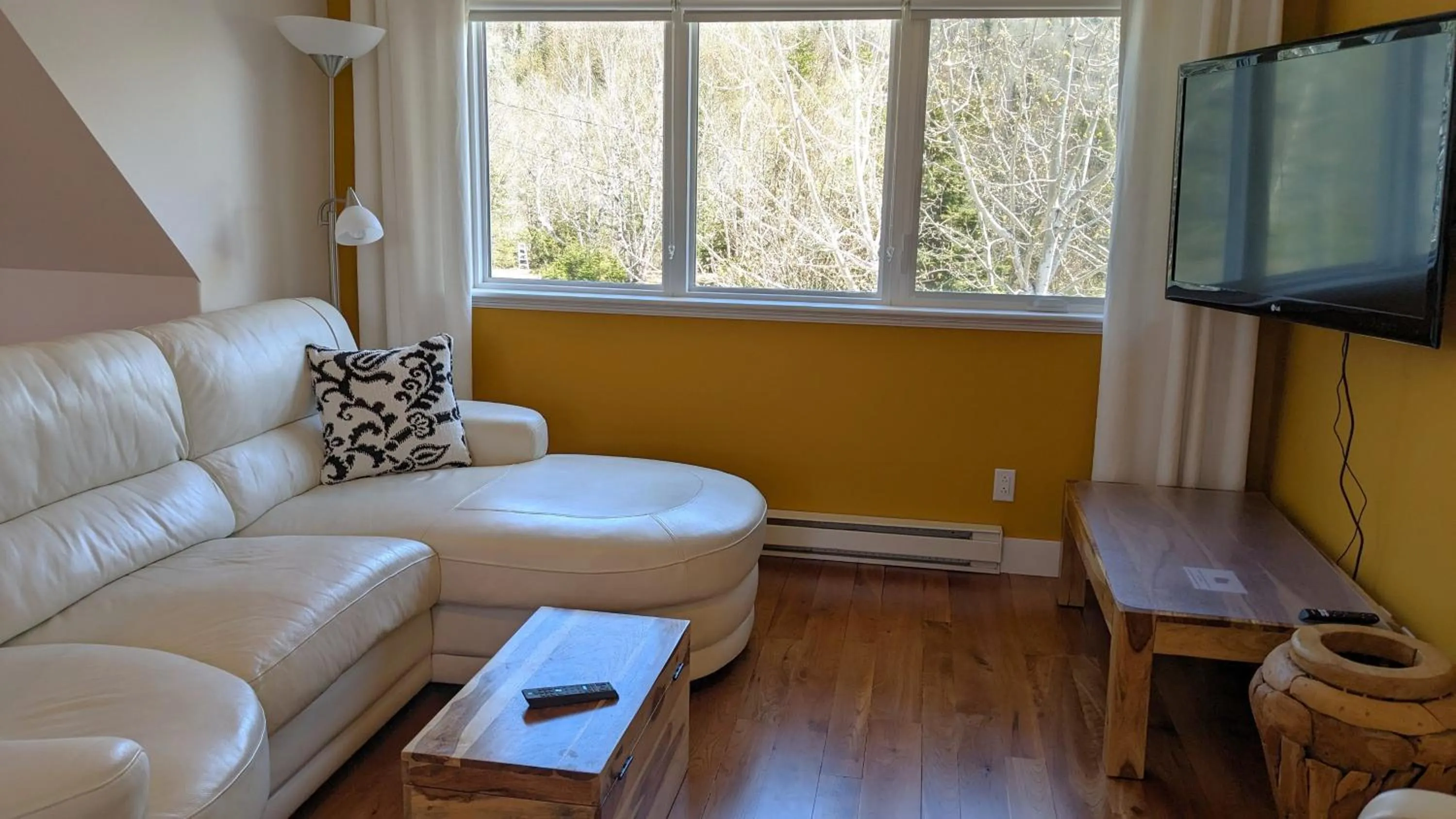 TV and multimedia in Au Cachalot Caché le gîte hôtel