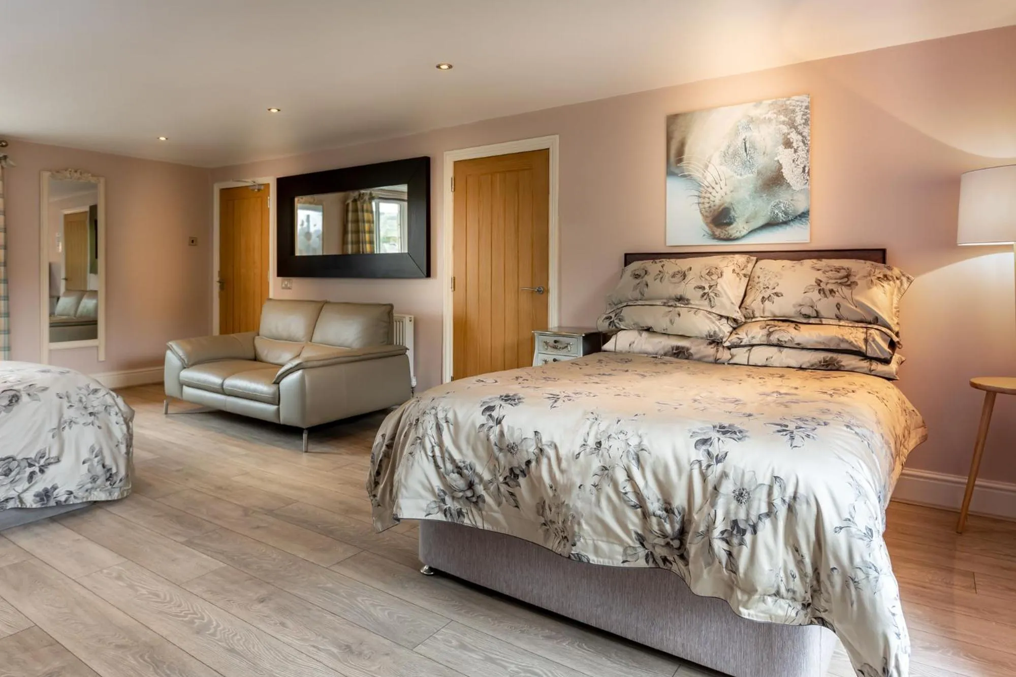 Family Room with Private Bathroom in Little John Hotel