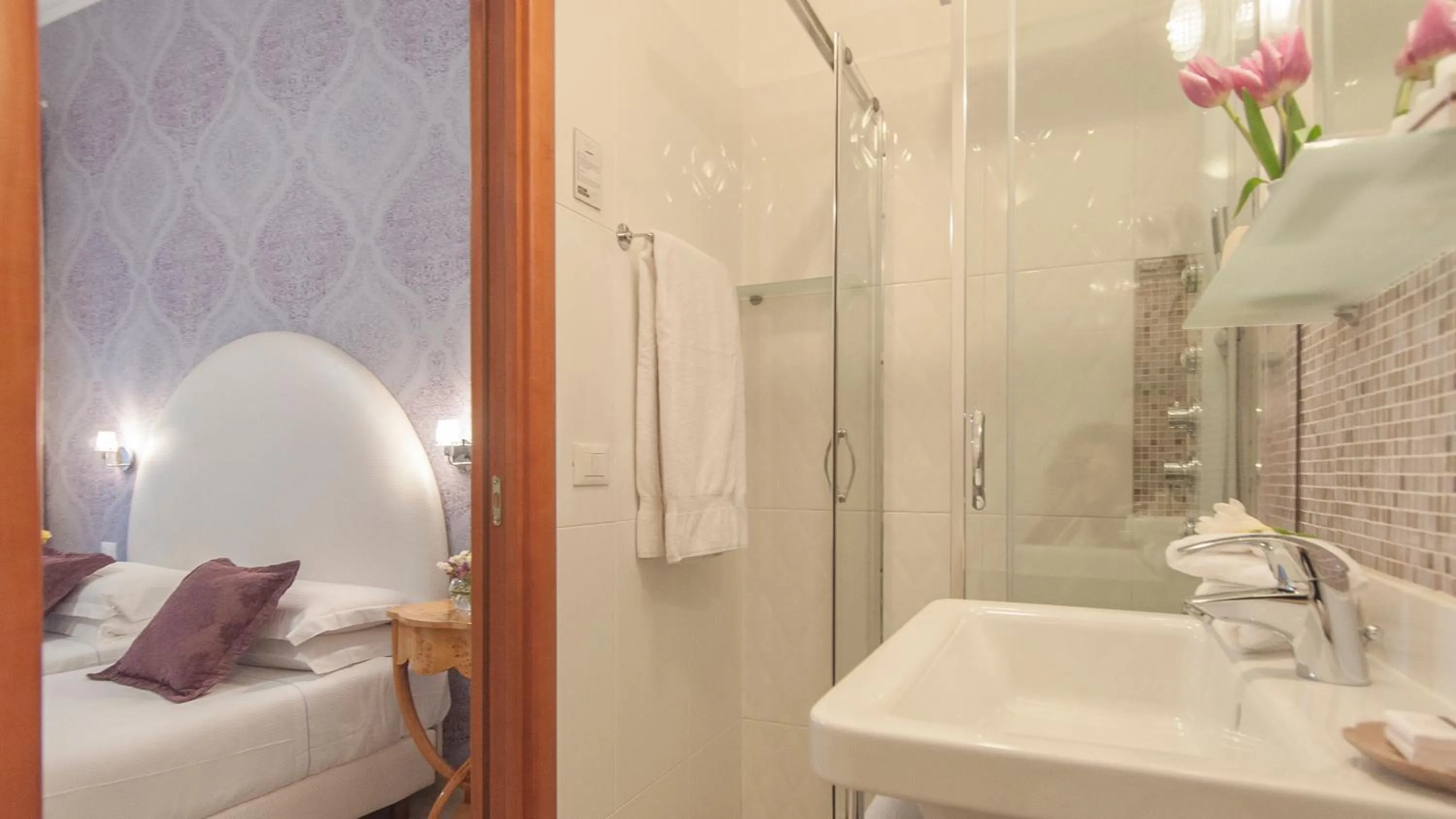 Bathroom, Bed in Ripetta Rooms