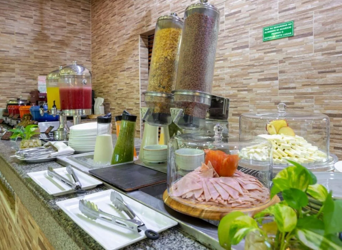 Food and drinks in GHL Hotel Club el Puente