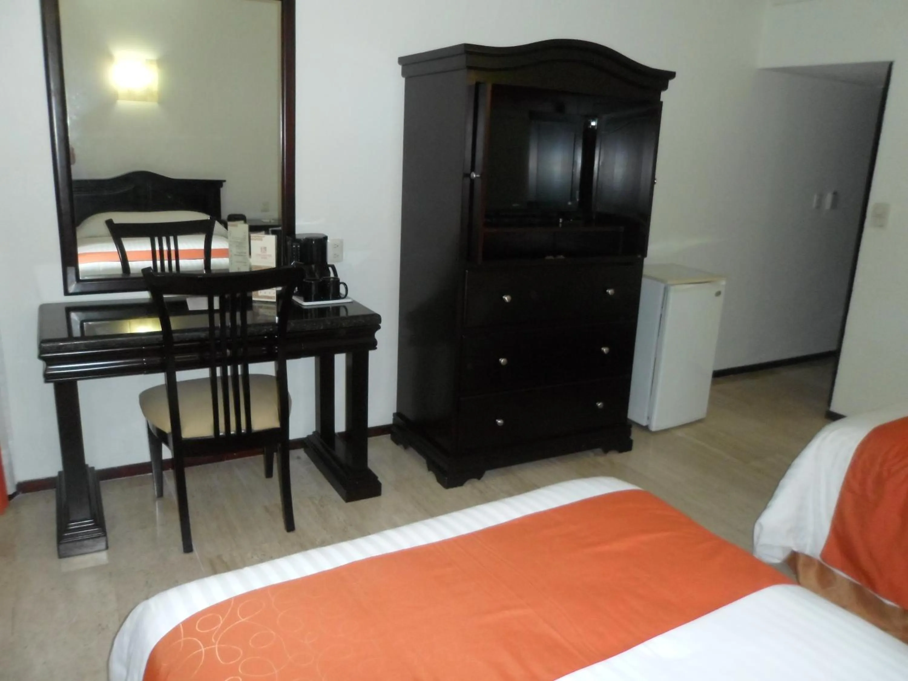 Coffee/tea facilities, Bed in Hotel Poza Rica Inn