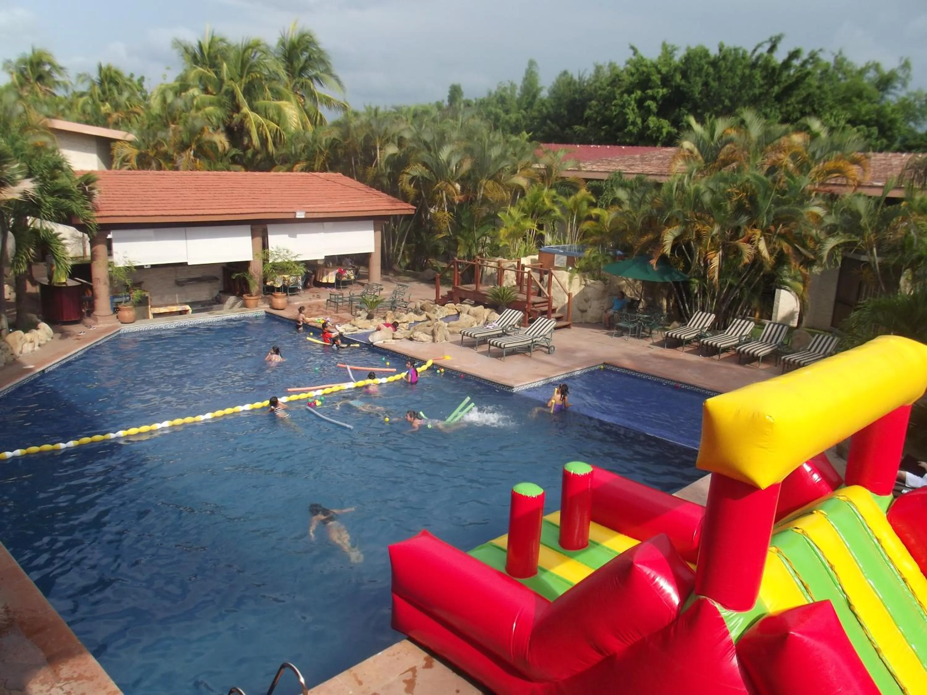 Swimming pool in Hotel Poza Rica Inn