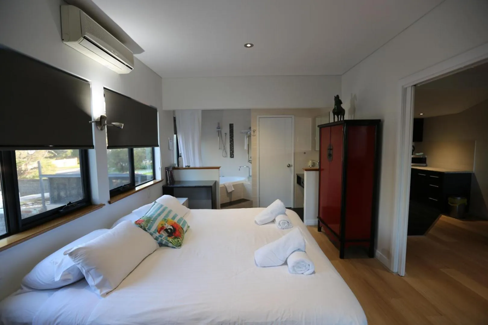 Shower, Bed in Dunsborough Bay Village Resort Suites