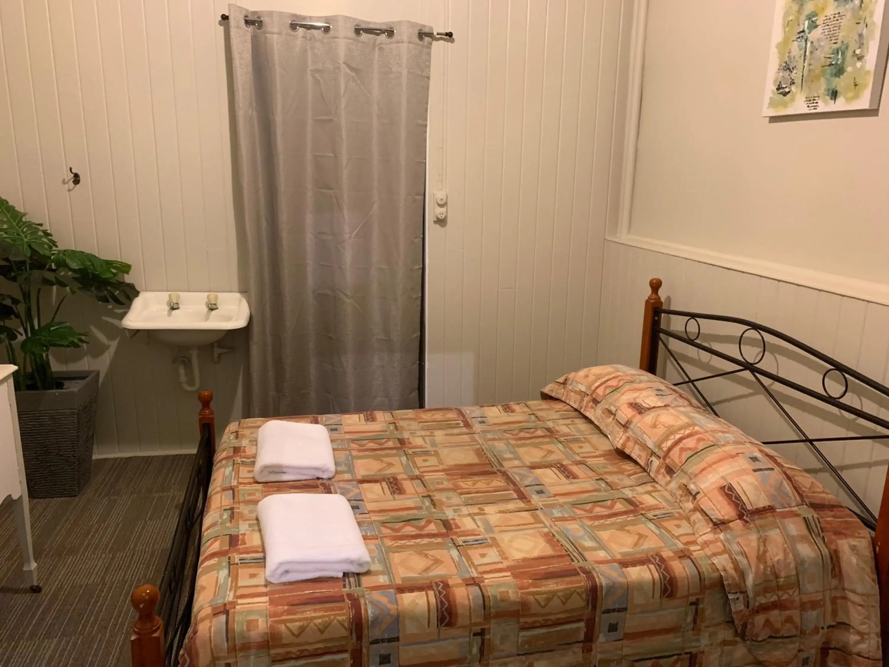 Double Room with Shared Bathroom in Biloela Hotel Double Room with Shared Bathroom in Biloela Hotel
