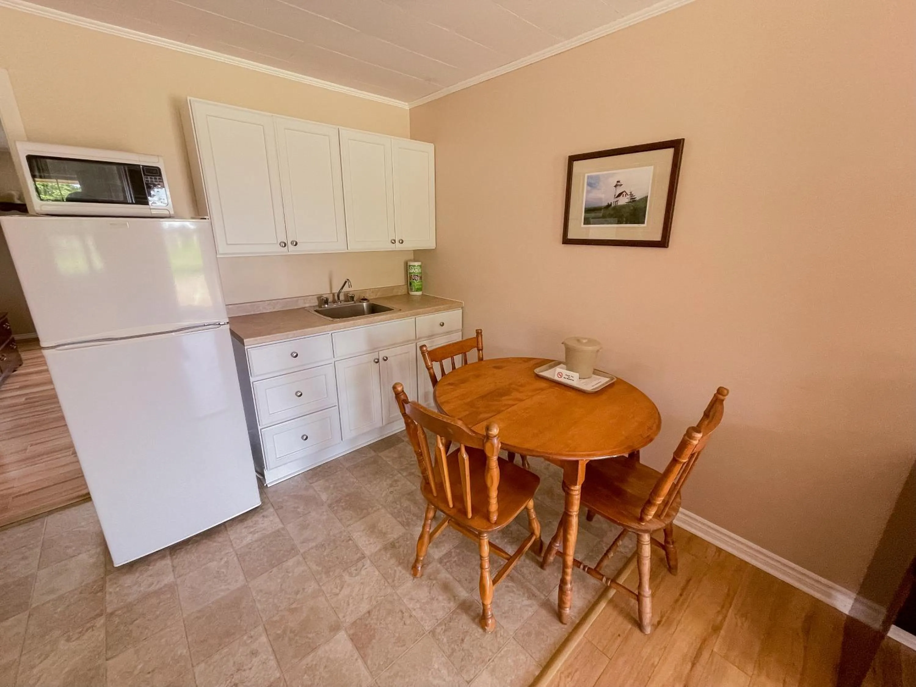 Kitchen or kitchenette in Silverwood Motel