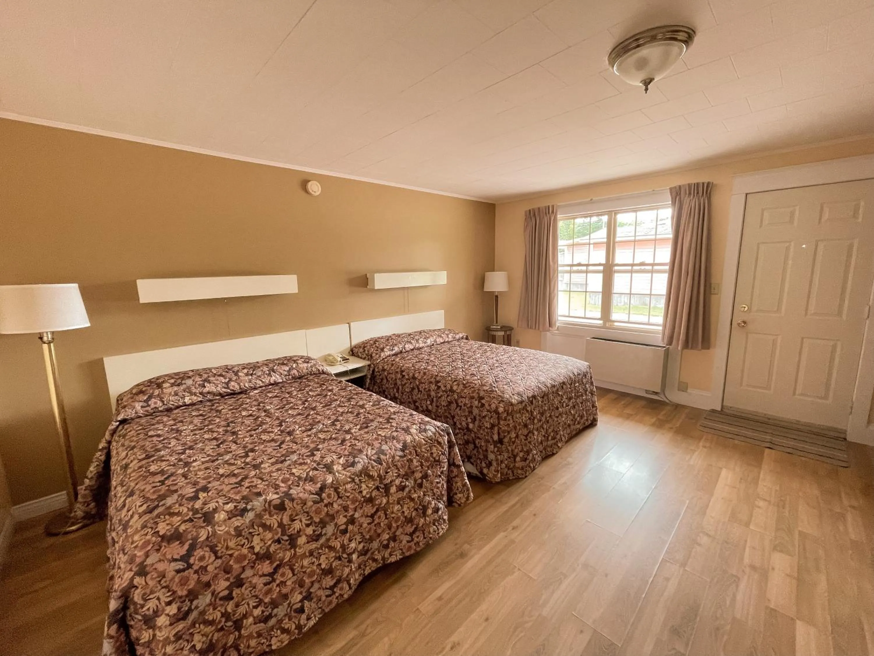 Bed in Silverwood Motel