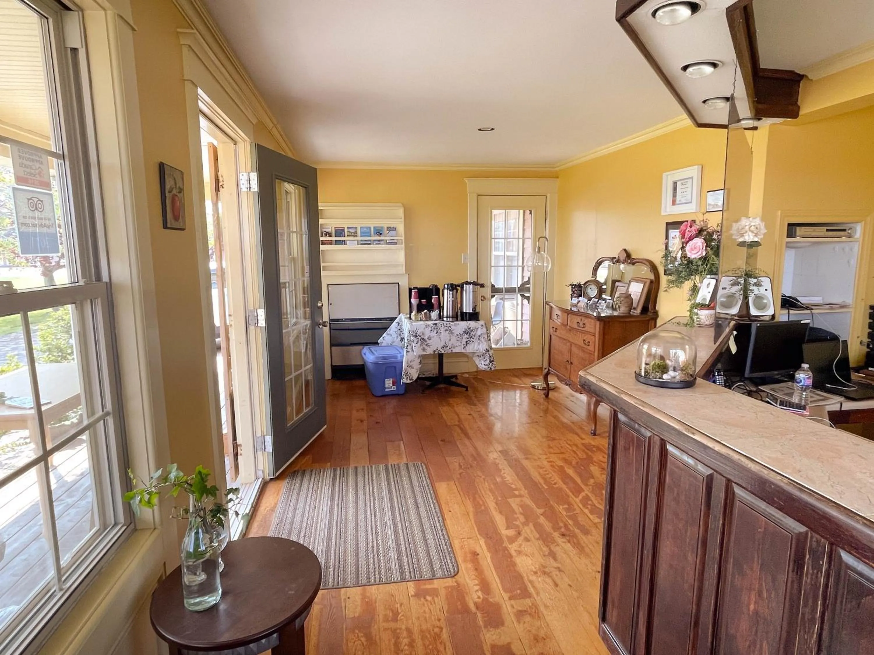 Property building, Bed in Silverwood Motel