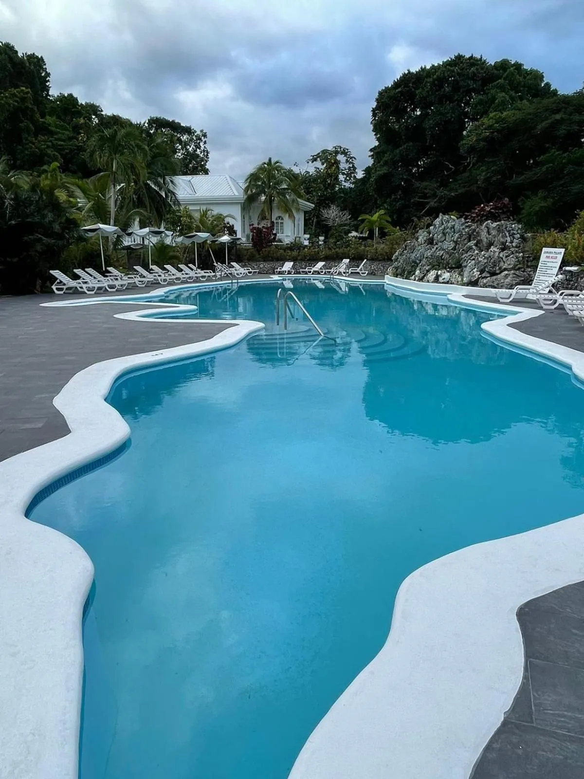 Swimming pool in Jamaica Palace Hotel