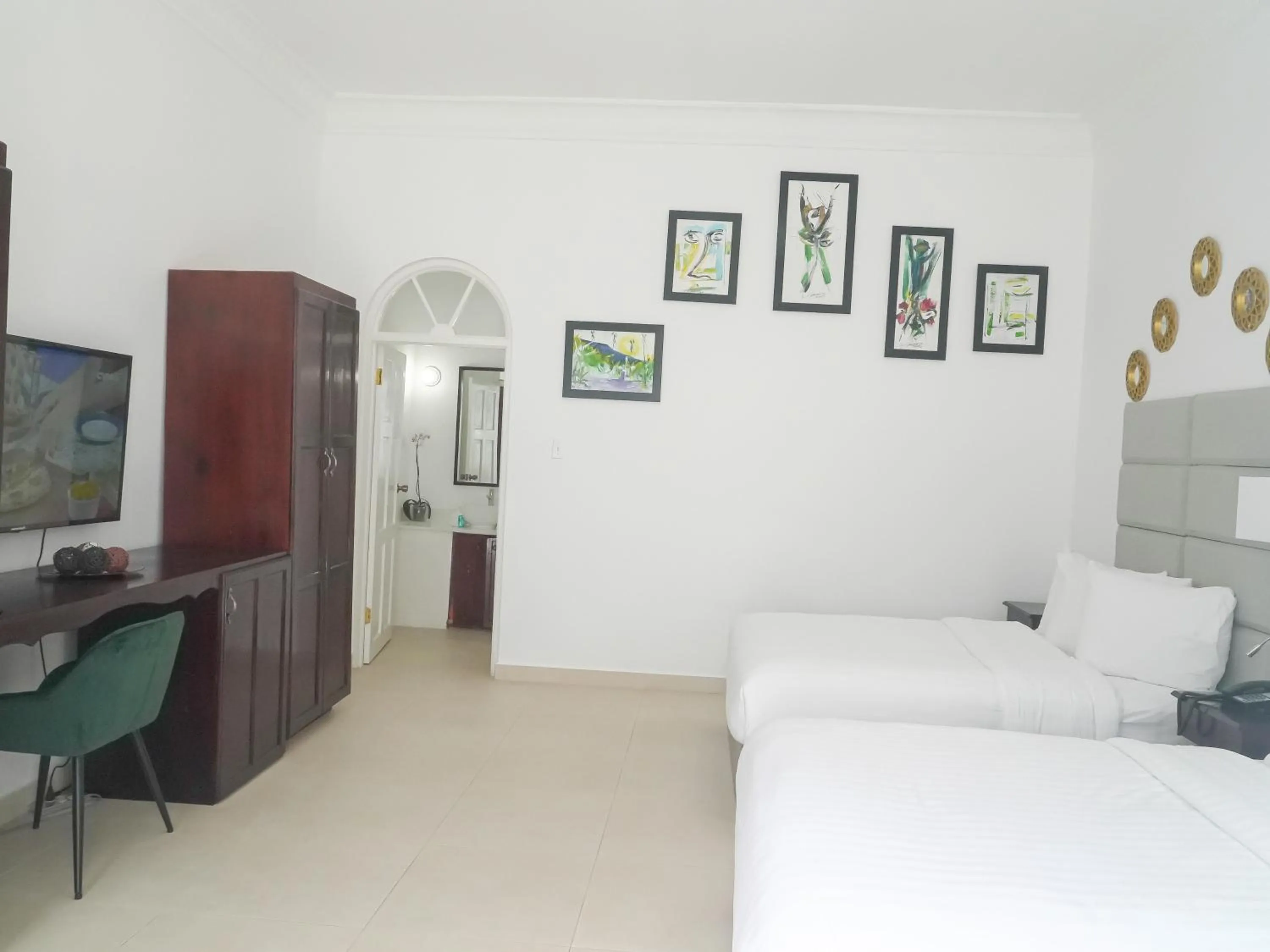 Photo of the whole room, Bed in Jamaica Palace Hotel